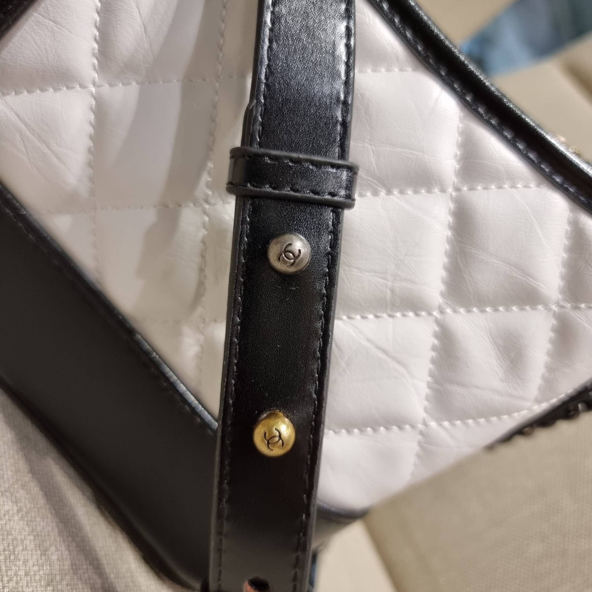 9" CHANEL SHOULDER BAG / CHANEL GABRIELLE HOBO BAG ไซส์คลาสสิค กระเป๋าสะพายข้าง/ไหล่ หนังแท้ นิ่ม หรู มาพร้อมพวงกุญแจสัญลักษณ์แบรนด์ อะไหล่พร้อมโซ่สะพายสีทองสลับสีเงินรมดำ สามารถสะพาย crossbody หรือสะพายไหล่ได้หมด สะพายแล้วขับผิวมากๆ เปิด-ปิดกระเป๋าด