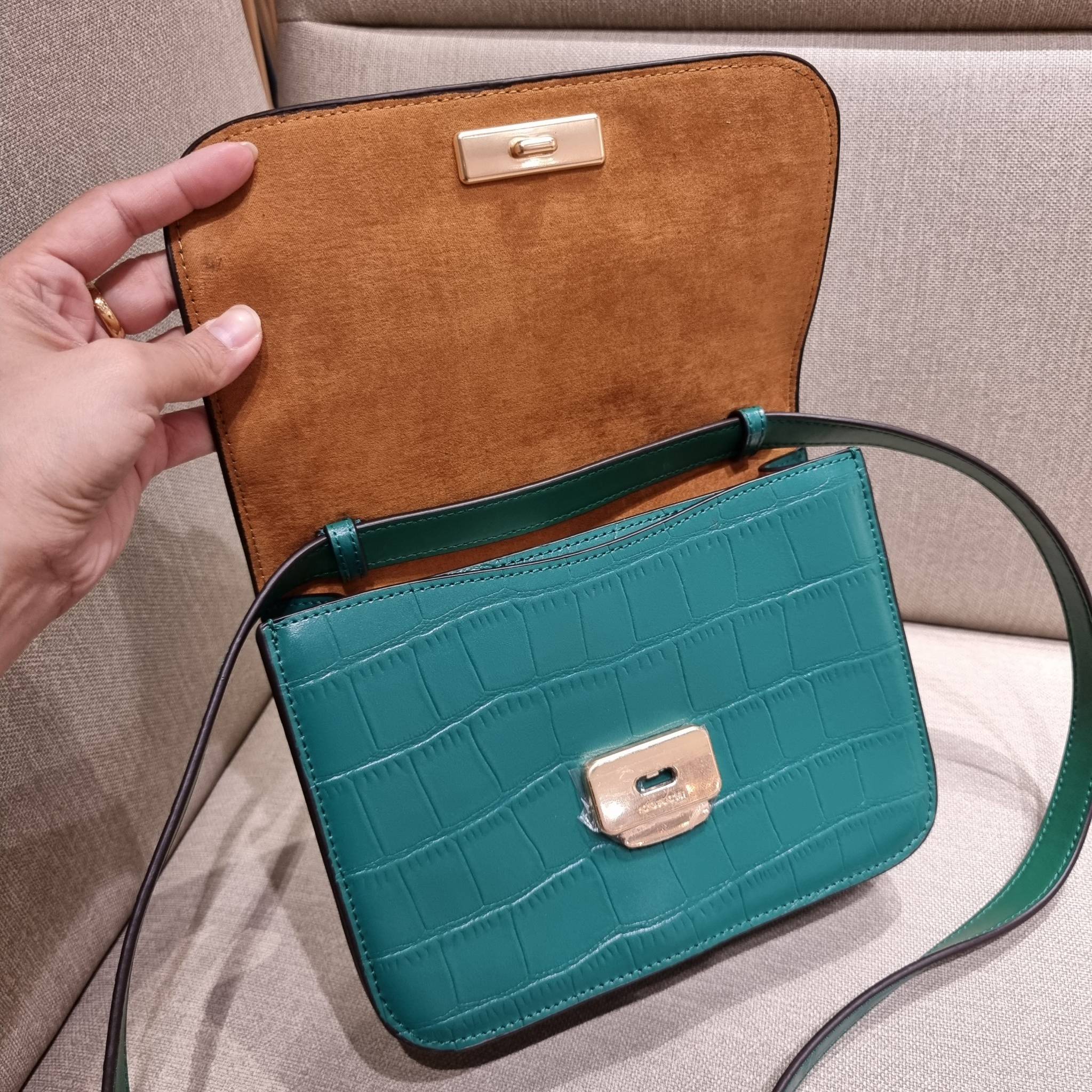 COACH C5631 BRYNN FLAP CROSSBODY แซ่บที่สุด ใหม่ที่สุด!! คอลเลคชั่นใหม่!! มองยังไงก็หลงรักละสายตาไม่ไหว กระเป๋าสะพายข้างลุคไฮน์ ที่ดีไซน์ออกมาได้ปัง และดูแพงมากๆ ด้วยดีเทลคลาสสิค รูปทรงใช้งานง่าย เรียบๆแต่มีดีเทล วัสดุหนังลายจระเข้ สวยม้าก!!! เปิด-ปิดด้วย