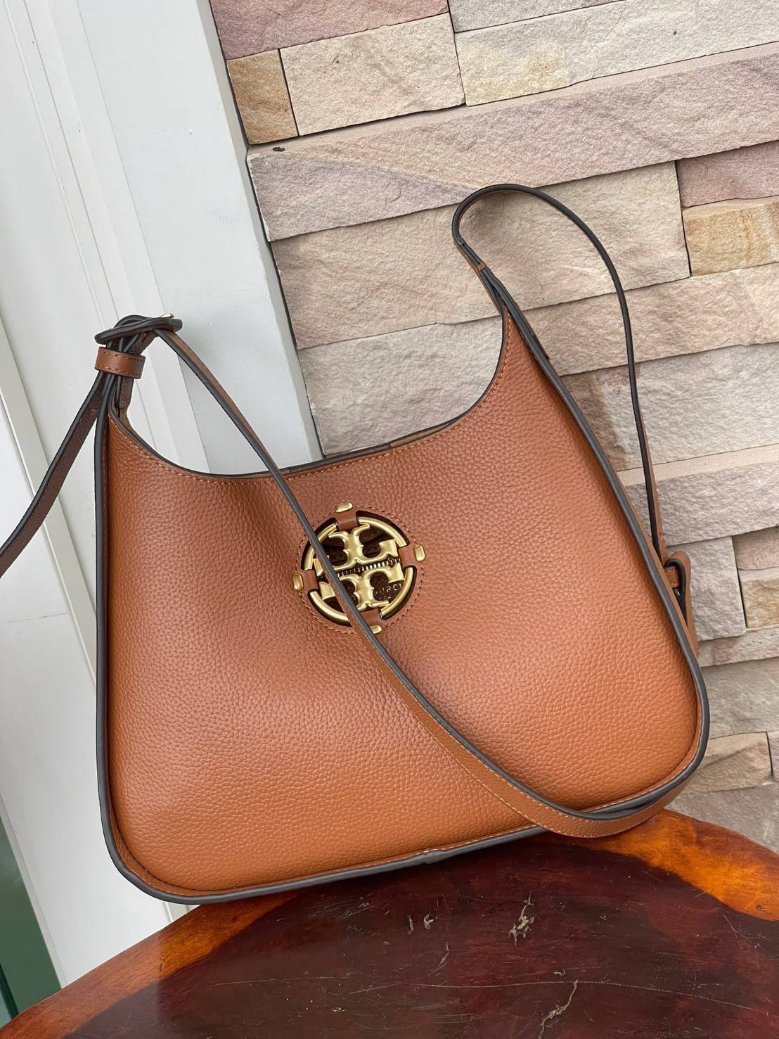 Tory Burch Miller Small Classic Shoulder Bag กระเป๋าที่เป็นได้มากกว่ากระเป๋าสะพายไหล่ โดยทางแบรนด์มีการออกแบบที่การต่อสายให้มาในลุคช์สะพายข้างได้ เป็นเอกลักษณ์ไม่ซ้ำใคร รูปทรงคลาสสิค เปิดปิดด้วยแม่เหล็กเพิ่มความปลอดภัย วัสดุหนังวัวแท้นุ่มต่อผิวสัมผัส มาคู