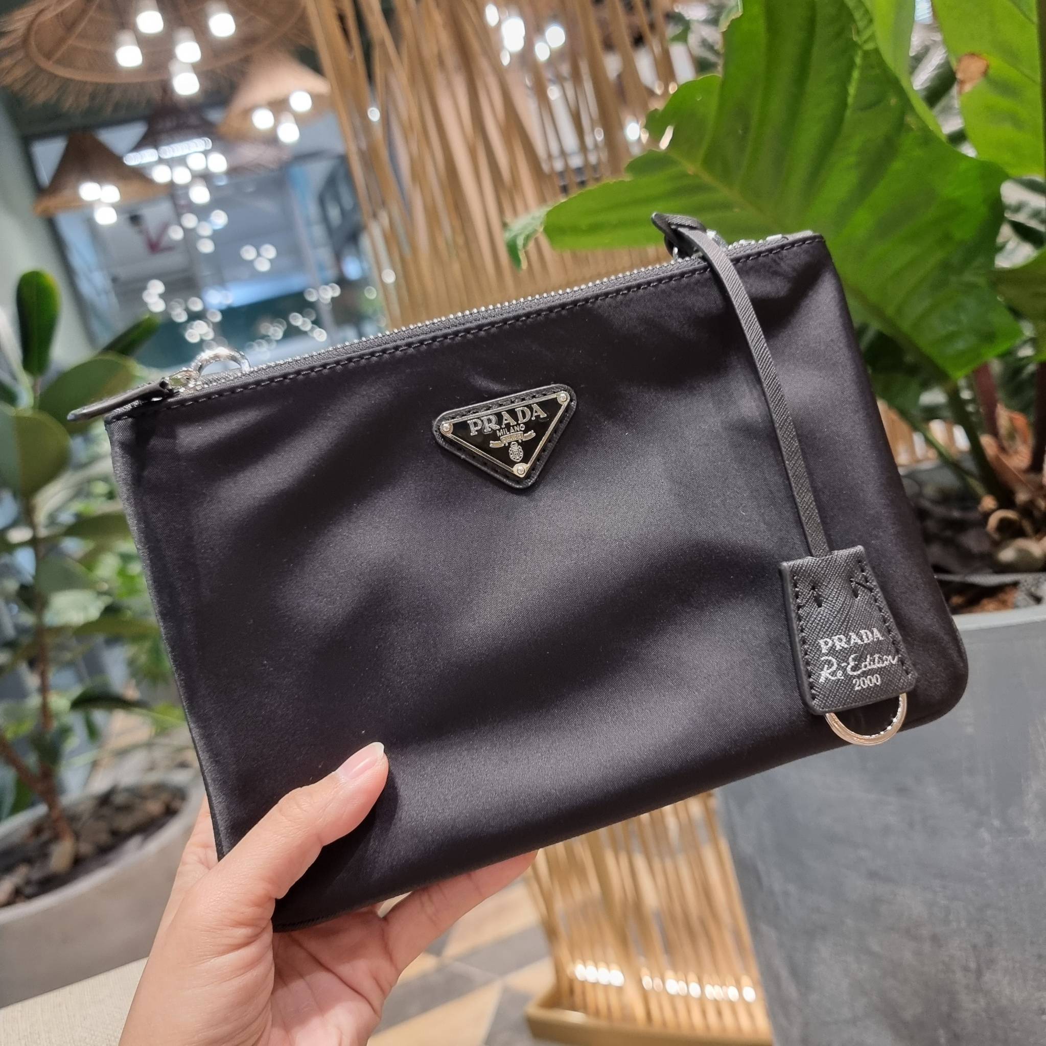 PRADA RE-EDITION 2000 RE-NYLON SHOULDER BAG ไอเท็มสุดโปรด unisex กระเป๋าสะพายข้าง ดีไซน์เรียบง่าย แต่มีความหรูในตัว รูปทรงพกพาสะดวก หยิบใช้ได้ในทุกๆวัน อีกหนึ่งคอลเลคชั่นขายดี วัสดุผ้าไนล่อนคุณภาพ พร้อมใบลูก ไว้ใส่เหรียญ ใส่กุญแจได้สารพัด เปิด-ปิดด้วยซิปห