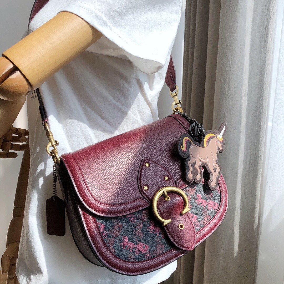 OUTLET 】COACH BEAT SADDLE BAG 10 แบบพร้อมส่ง จุกๆ เลยค่า The best item! ที่สาวๆรอคอย! ฮอตไฟลุก! สีหายาก ละมุนคุณหนู คอลเลคชั่นใหม่ ดีไซน์หรูหรา พิเศษมากๆมาพร้อมสายสะพาย 2 เส้น ใช้คู่กันหรือแยกสะพายก็สวยครบสูตร กระเป๋าสะพายทรง saddle คลาสสิค วัสดุหนัง glov