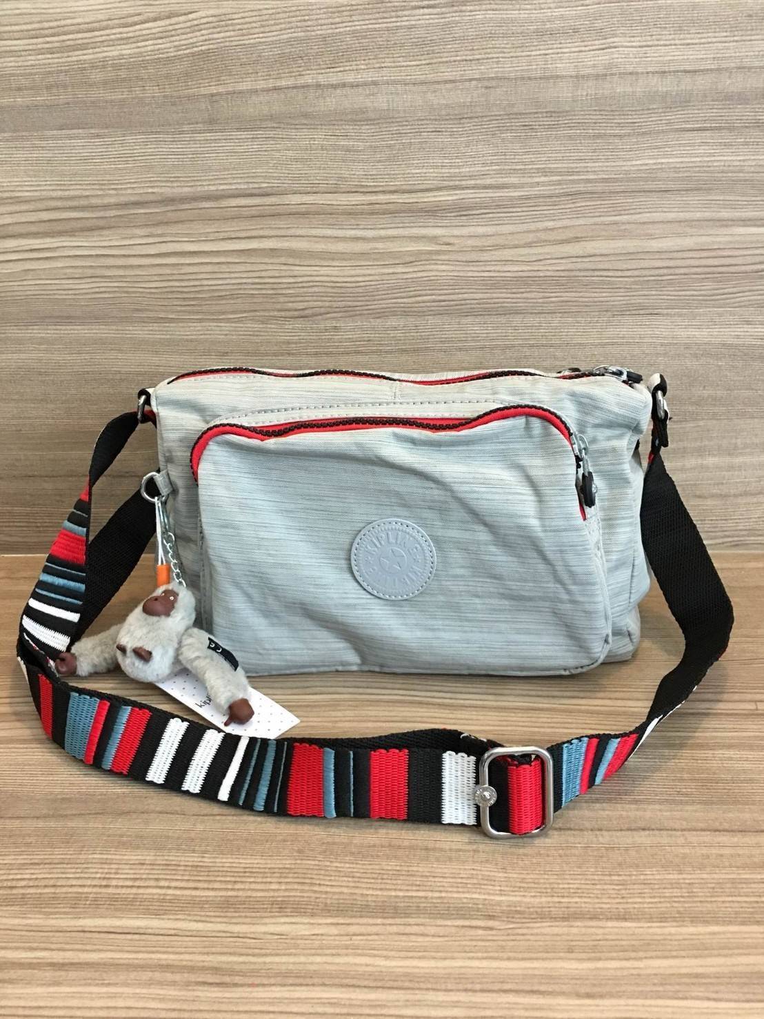 Kipling Reth กระเป๋าสะพายทรงสวย รุ่นยอดนิยม สายสะพายปรับระดับสั้น-ยาว เป็นกระเป๋าสะพายแบบ cross body ได้ค่ะ ช่องซิปเยอะ ใส่ของได้เป็นสัดส่วน จุสัมภาระได้ดีเลยค่ะ ทรงสวย สะพายน่ารักมาก ห้ามพลาดเลยค่ารุ่นนี้