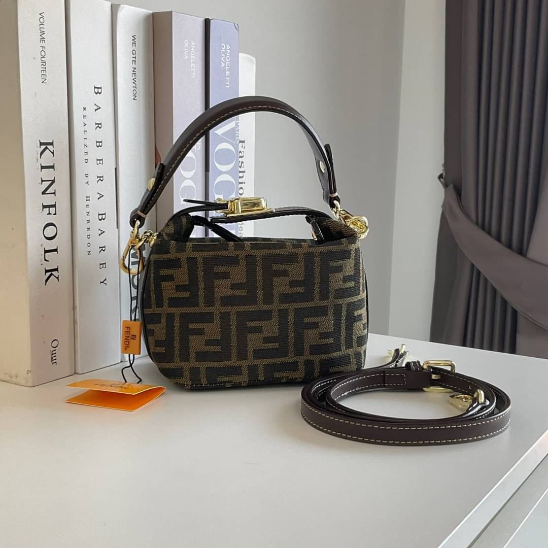 FENDI MINI BAGUETTE BROWN FABRIC BAG วัสดุ CANVAS พิมพ์ลายแบรนด์ *ทรงมินิน่ารัก เปิดปิดด้วยตัวล็อคปั้มลายแบรนด์ พร้อมซิปยาว ภายในมีช่องซิปแยกอีกช่อง สามารถใส่ iphone เงิน ของจุกจิกได้ มาพร้อมสายสะพาย2แบบ ถอดปรับได้ อะไหล่ปั้มแบรนด์สีทอง Rare items เด็ดๆแบ