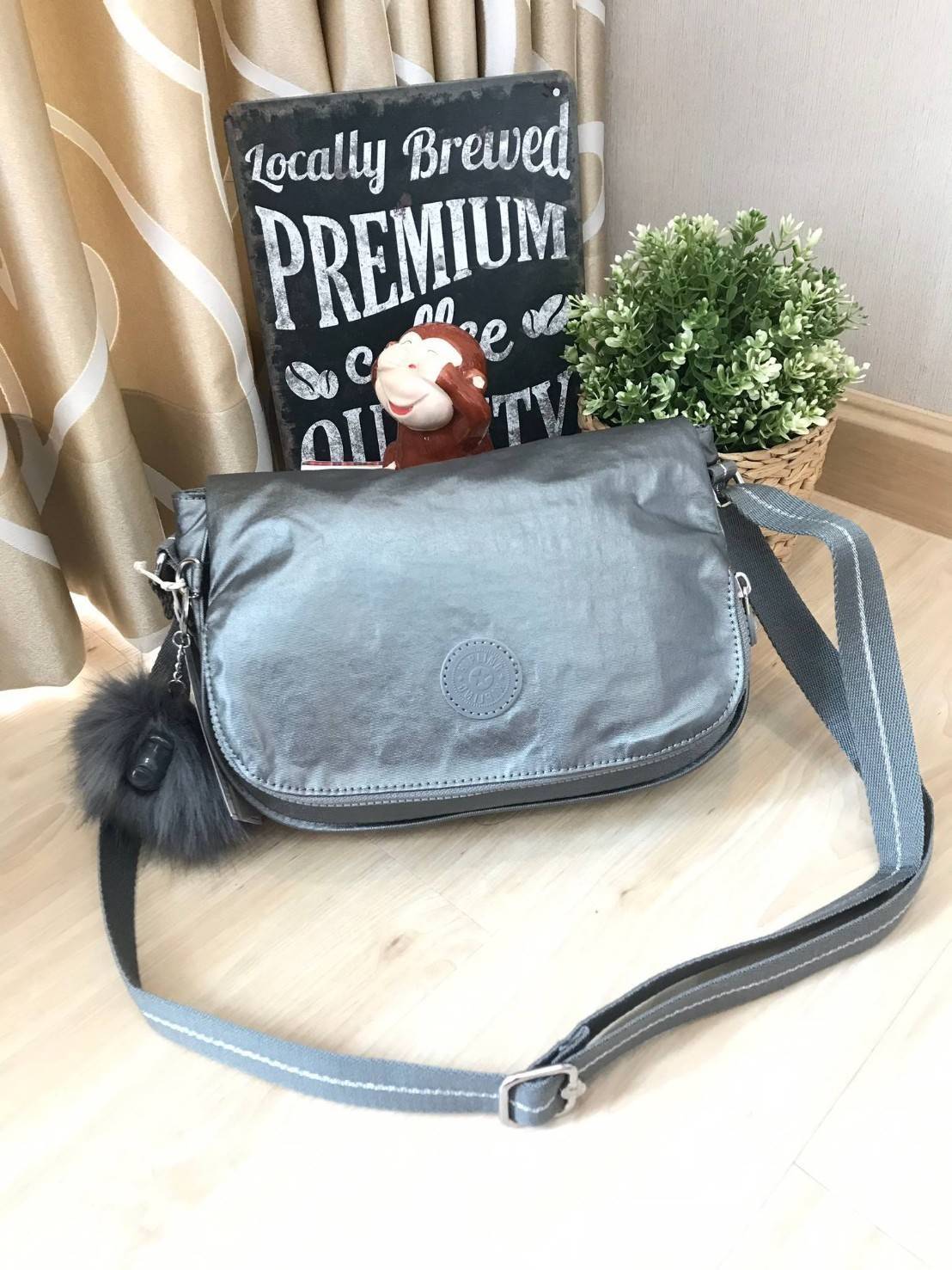 Kipling Basic Plus Earthbeat S Crossbody bag กระเป๋าสะพายทรงครอสบอดี้ สามารถสะพายได้ทั้งสายคู่และสายเดี่ยว มีดีเทลที่ฝาหน้ามีช่องซิปซ่อนทรงลึกและด้านหลังมีอีก1ช่อง ช่องหลักเปิดปิด2ชั้นด้วยกระดุมแม่เหล็กและซิปเดียวใช้งานง่าย ภายในใส่ได้ทั้งมินิไอแพค กระเป๋
