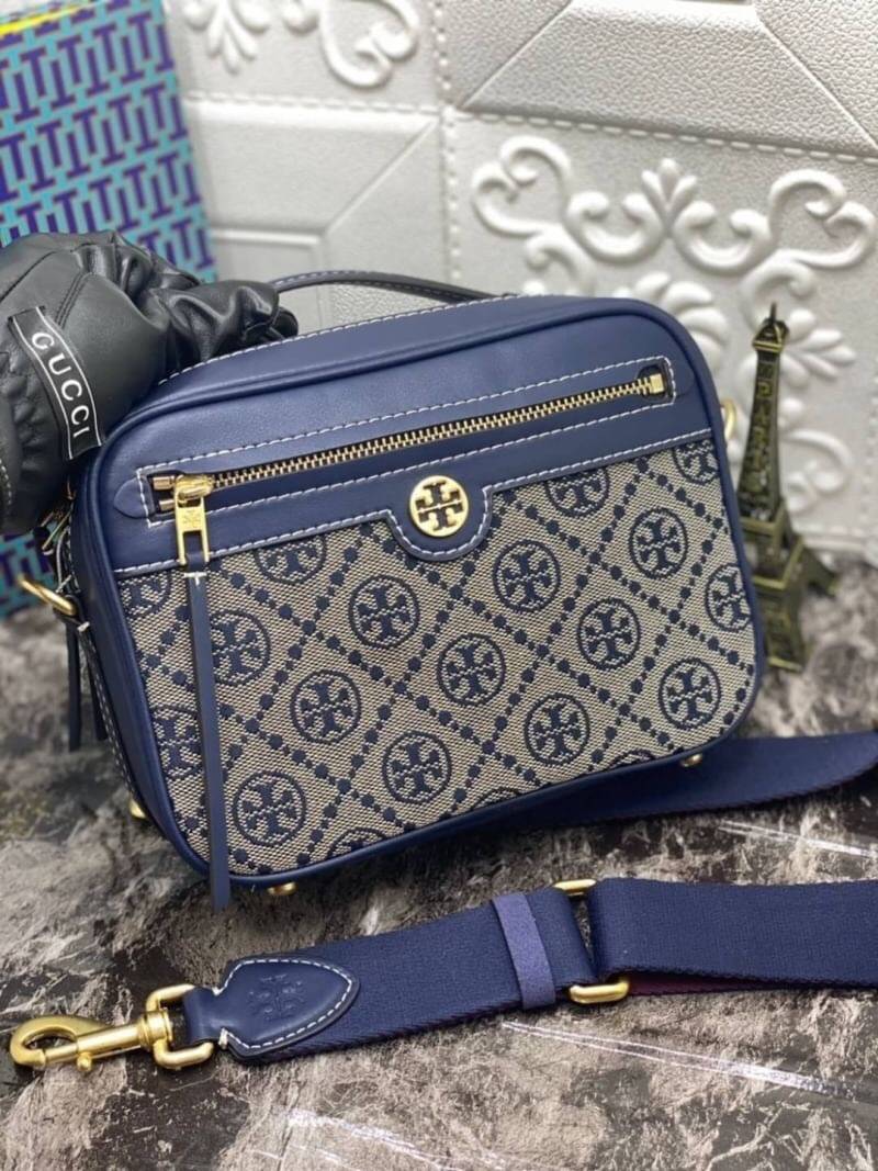 TORY BURCH T MONOGRAM JACQUARD CAMERA BAG การออกแบบที่เรียบง่าย แต่ยังคงความหรูหราเอาไว้ โดดเด่นด้วยลวดลาย T Monogram