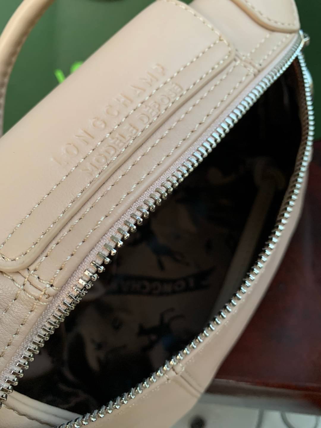 Longchamp Le Pliage Cuir Crossbody Bag อีกหนึ่งคอลเลคชั่น Le Pliage Cuir หนึ่งในตระกูลกระเป๋าสุดไอคอนิกจากแบรนด์ Longchamp และจัดการปรับดีไซน์ให้มีขนาดเล็กลงในทรงcrossbody กะทัดรัดสะพายแล้วคล่องตัว ด้วยดีไซน์ที่ดูเป็นเอกลักษณ์การใช้งานช่องหลักที่ซิปด้านหล