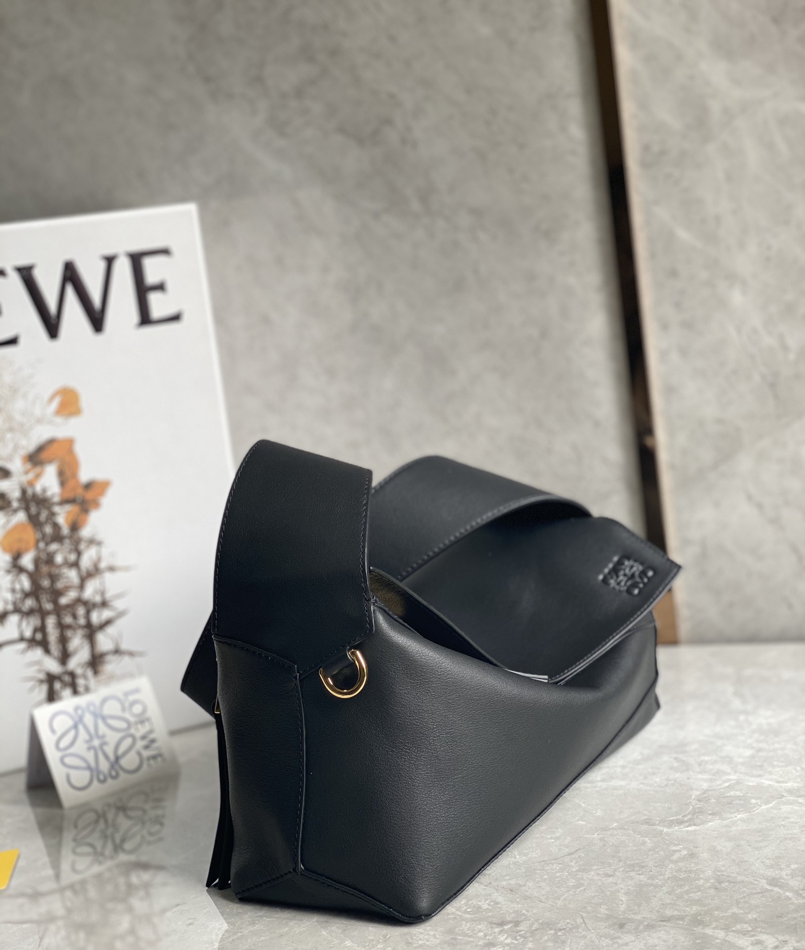 LOEWE Puzzle Hobo bag in nappa calfskin กระเป๋าสะพายไหล่มีความพิเศษในหลายด้าน ไม่ว่าจะเป็นรูปทรงที่แปลกใหม่ มินิมอลด้วยโลโก้อนาแกรมแบบประทับ ดูหรู เป็นกระเป๋า Unisex ที่ไม่ว่าคุณจะเป็นผู้หญิงหรือผู้ชายก็ใช้งานได้