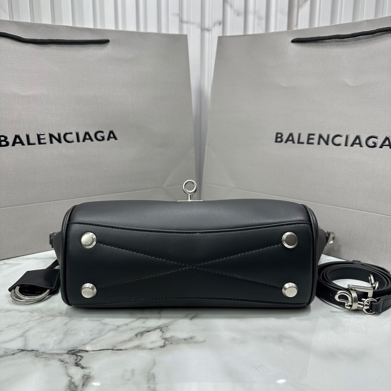 ORI หนังแท้ | Balenciaga Bel Air Carry All Bag Mini in Black smooth leather, aged-gold hardware ที่สุดของไฮแฟชั่น ดีไซน์เหนือกาลเวลาสุดไอคอนิค ต้องยกให้แบรนด์นี้เลยค่ะ กระเป๋าสะพายดีไซน์สวย!! หรู!! เลิศ!! ไม่ซ้ำใคร