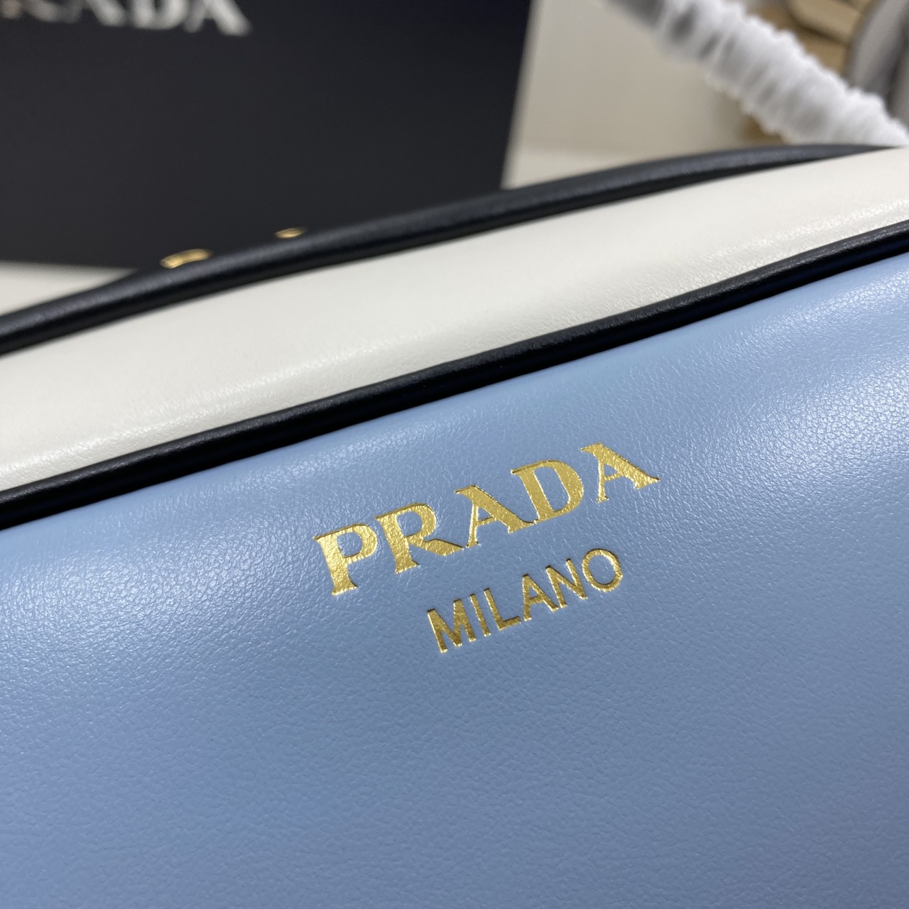 TOP ORI หนังแท้ | Prada Swing smooth leather shoulder bag / Prada Hobo Bag กระเป๋าสะพายสไตน์สปอร์ตเรียบหรูดีไซน์ใหม่เรียบง่าย หนังแท้เรียบสวยสัมผัสนุ่มละมุน โทนสีทูโทนแต่งแต้มสีสันให้โดดเด่น