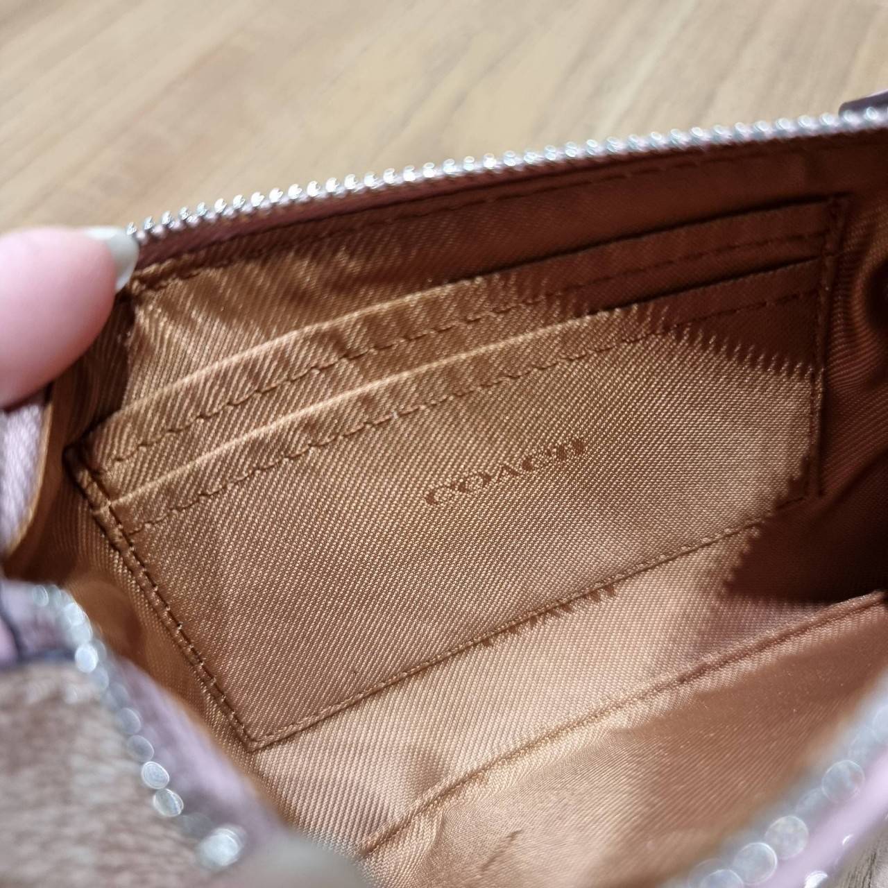 COACH 32445 SMALL WRISLET IN COLORBLOCK SIGNATURE CANVAS คอลเลคชั่นคัลเลอร์บล็อคสวยหรู ในรูปแบบกระเป๋าคล้องมือ ขนาดพกพา ไซส์กำลังสวยมากๆ พกง่ายไปเลยจ้า วัสดุหนังแคนวาส ตัดหนังแท้ ภายในโล่ง มีช่องใส่บัตร ตอบโจทย์สาวๆที่ไม่ชอบความพะรุงพะรัง พกใบนี้คือสะดวกส