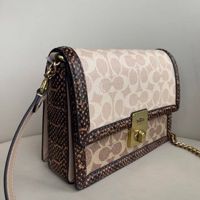 COACH HUTTON SHOULDER BAG IN SIGNATURE CANVAS sold out ไปกันทั่วหน้าในหลายประเทศ กับกระเป๋าสะพายที่สุดของความหรู ดีไซน์คลาสสิควินเทจ ลูกเล่นสีแทนสนิมตัดกับอะไหล่สีทองเหลืองดูย้อนยุคและหรูหรา วัสดุหนังแคนวาสสลับหนังแท้ สายสะพายโซ่สลับหนัง ปรับสะพายได้ 2 แบ