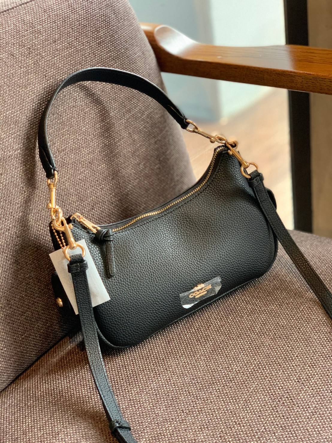 น้องออกใหม่ล่าสุดสวย หักใจไม่ลงเลยค่าา😘 COACH PENNIE SHOULDER BAG ((C7222)) พร้อมส่ง สีใหม่ล่าสุด ยังไม่มีในช๊อปไทยค่าา กระเป๋าหิ้ว//สะพายข้างได้ สุดคุ้ม! หนังแท้ชั้นดี ลายหนังสวย นิ่มมือดีมากๆค่ะ ปากกระเป๋าแบบซิปมีหนังห้อยเพิ่มความเก๋ ภายในกระเป๋