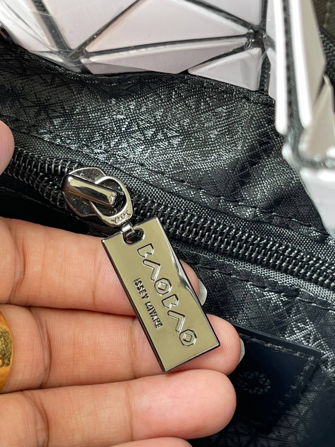 Baobao Issey Miyake Wring Small Bag กระเป๋าสะพายครอสบอดี้พร้อมสายรูดเปิดปิด สามารถปรับความยาวของสายได้ตามสไตล์ความชื่นชอบ ด้วยดีไซน์ทรงน่ารัก เหมาะสำหรับให้สาวๆหยิบใช้ในวันสบายๆ แต่เต็มเปี่ยมไปด้วยความคล่องแคล่ว ไฮไลต์ของซีซั่นนี้คือกระเป๋าที่มาพร้อมกับเช