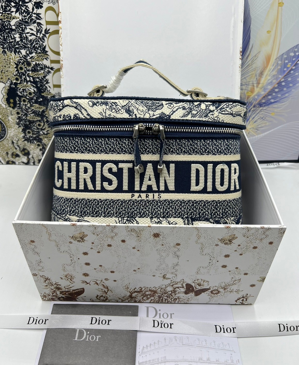 22cm Medium DiorTravel Vanity Case กระเป๋าใส่เครื่องสำอางใบกลาง จุของได้เยอะ มาพร้อมกับลวดลาย Oblique ปักอย่างประณีตและประดับด้วยสัญลักษณ์ Christian Dior Paris มาพร้อมสายสะพายและหูจับในตัว