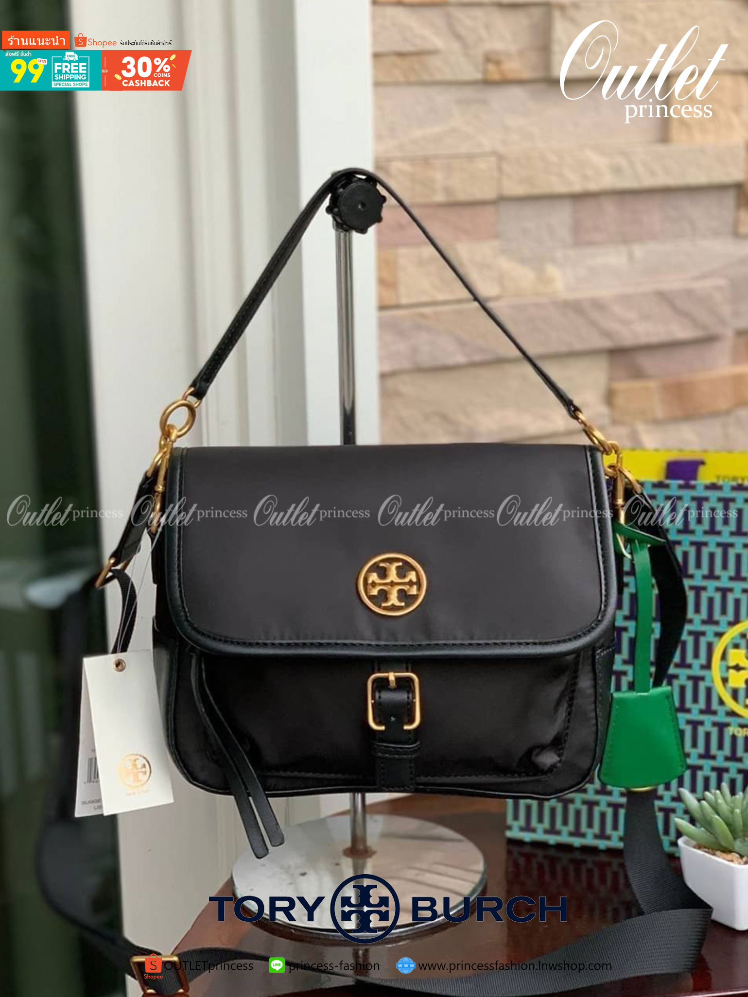ของแท้ 💯% Tory Burch logo patch satchel bag อีกหนึ่งแบรนด์ดังจากนิวยอร์ก ที่เหล่าดาราเซเลปใช้กันทั่วโลก ด้วยดีไซน์ที่เป็นเอกลักษณ์ เข้ากับยุคสมัย วัสดุ Nylon waterproof ที่แข็งแรงและทนทาน