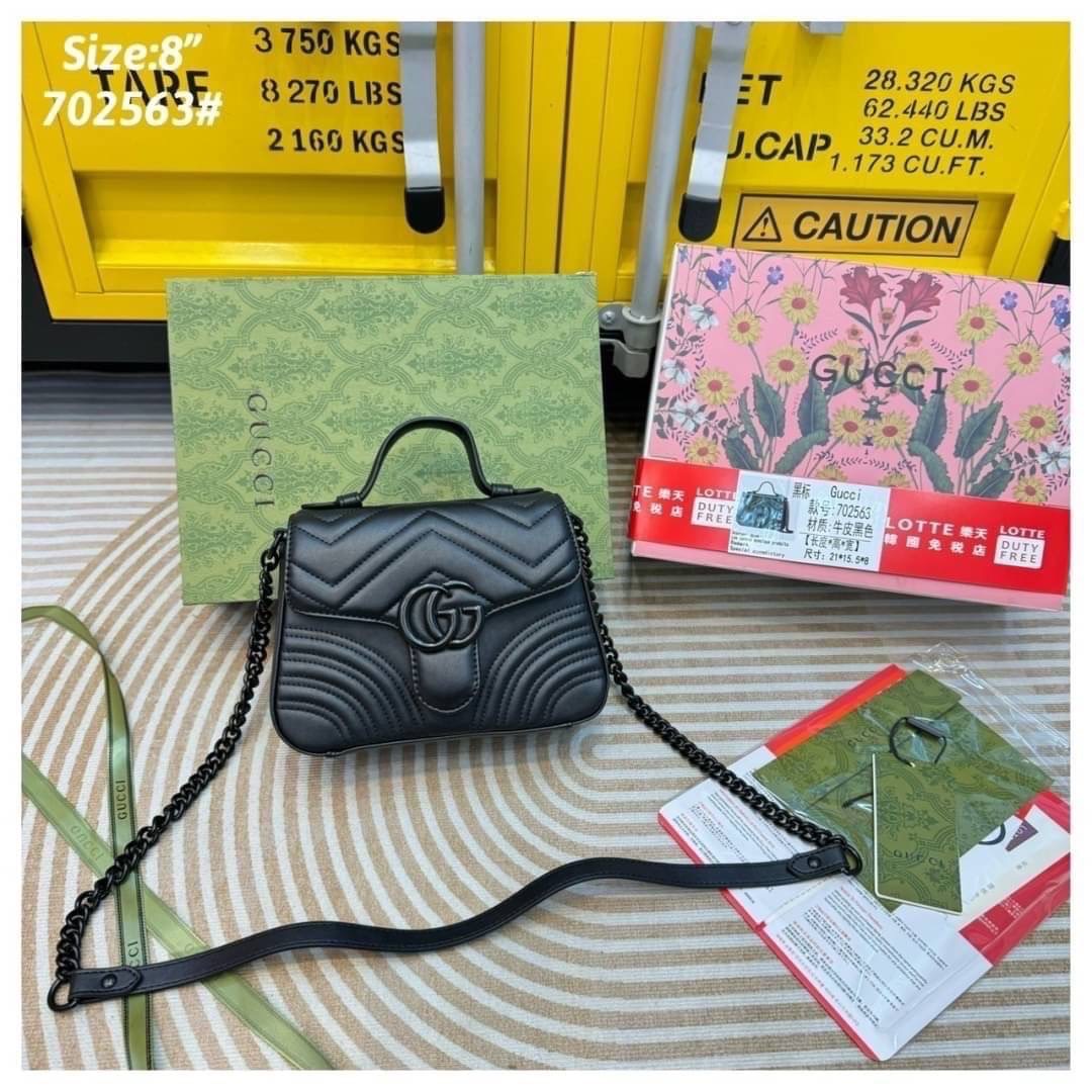 Gucci GG Marmont mini top handle bag กระเป๋าสะพายสุดหรู คลุมโทนสีดำคลาสสิกเต็มใบ ทั้งหนังและอะไหล่สีดำ ใช้งานได้หลายโอกาส เป็นสีที่เข้าได้รับทุกชุด ทุกไลฟสไตส์ แนะนำค่ะ