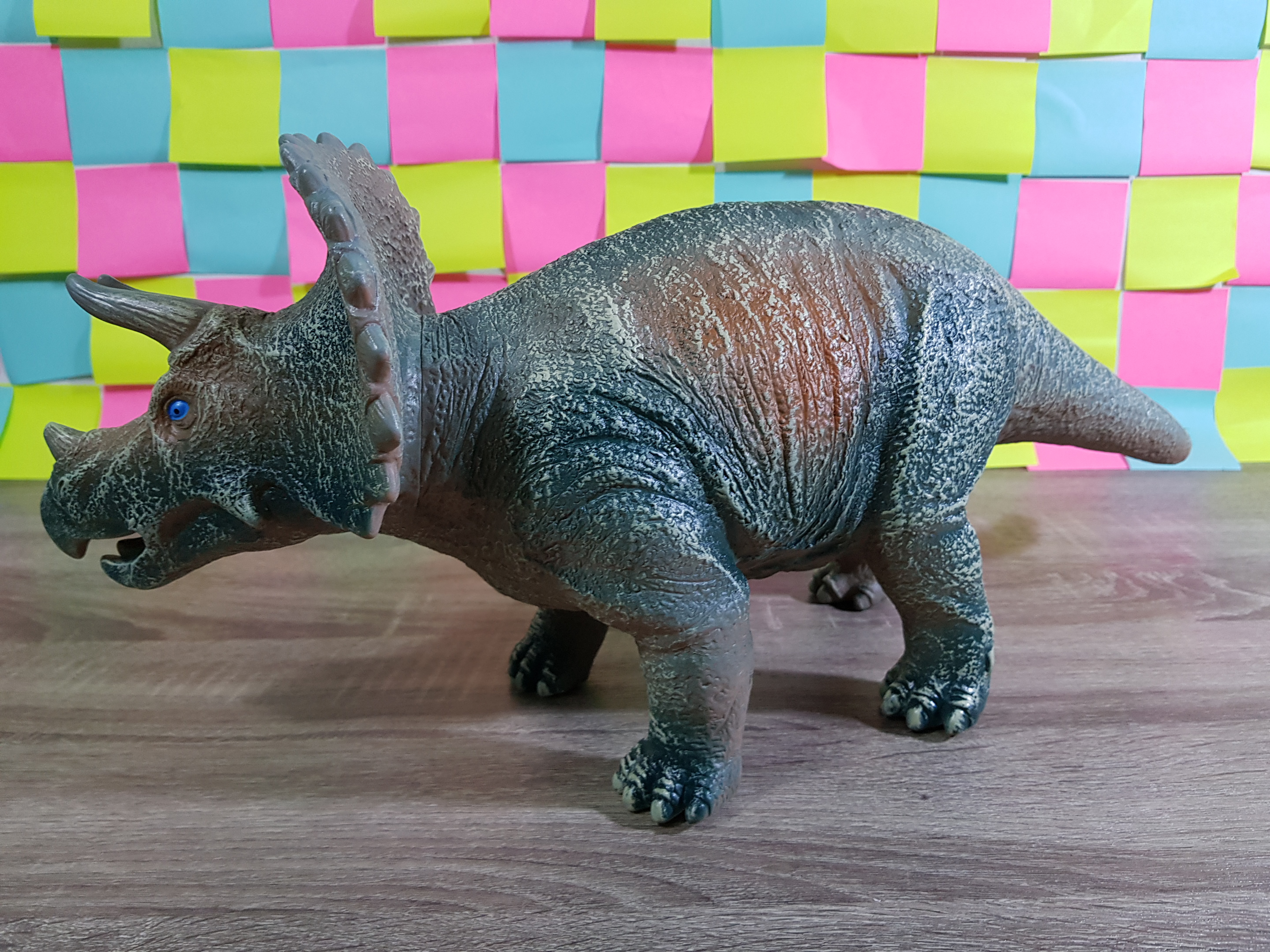 ตุ๊กตายางไดโนเสารไทรเซอราทอปส์