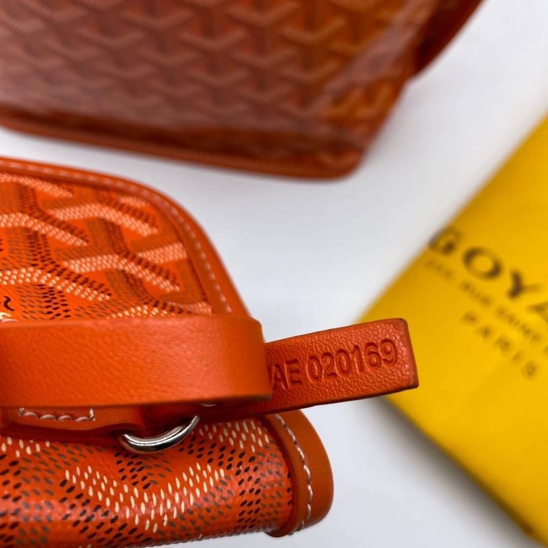 9 สี GOYARD ANJOU TOTE MINI / Goyard Mini Tote เกรดออริจินอลสลับแท้ ใช้งานต่างประเทศได้ ฮอตไอเท็ม กับกระเป๋าสะพายทรงโท้ท ไซส์มินิ กะทัดรัด มาครบสีขายดี เลิศทุกสี รูปทรงคลาสสิค ดีไซน์เป็นเอกลักษณ์ ใช้งานได้หลากหลาย