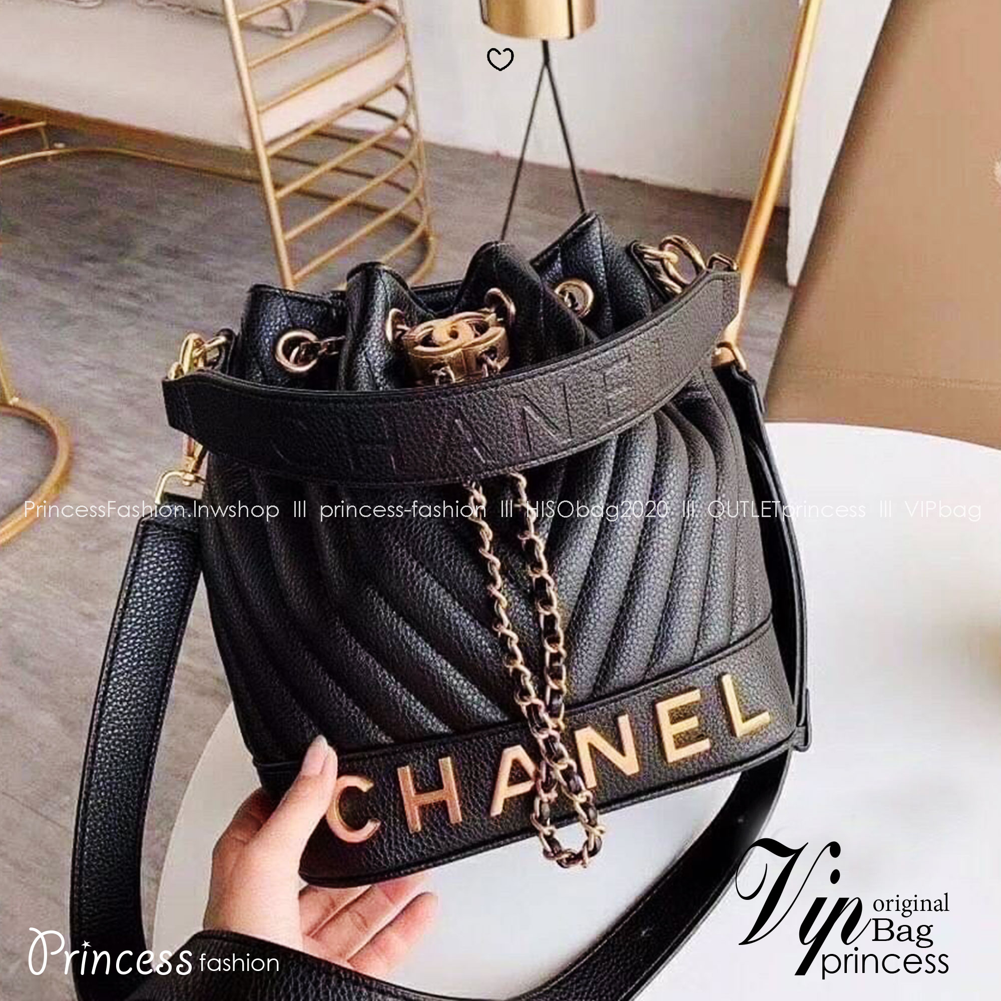 CHANEL Bucket Bag กระเป๋าสะพายทรงบัคเก็ตรุ่นลิมิเต็ด มี 2 แบบให้เลือก หนังเย็บลายตารางและลายริ้ว ตกแต่งโลโก้แบรนด์สวยหรูโดดเด่น ภายในโล่งกว้าง จุของได้เยอะ