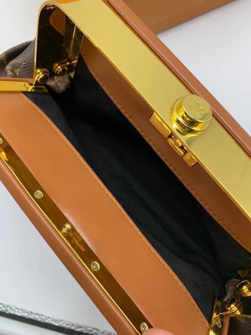 VIP GIFT 】หนังแท้ LOUIS VUITTON Boursicot EW Monogram Canvas กระเป๋าที่ดูโดดเด่นที่สุดในแฟชั่นโชว์ Louis Vuitton Spring-Summer 2020 กระเป๋า Boursicot ใบนี้เป็นการออกแบบสไตล์ Vintage-Inspired ที่ไม่ซ้ำใคร กระเป๋าทำจากผ้าแคนวาสลายโมโนแกรมที่เป็นเอกลักษณ์ของ