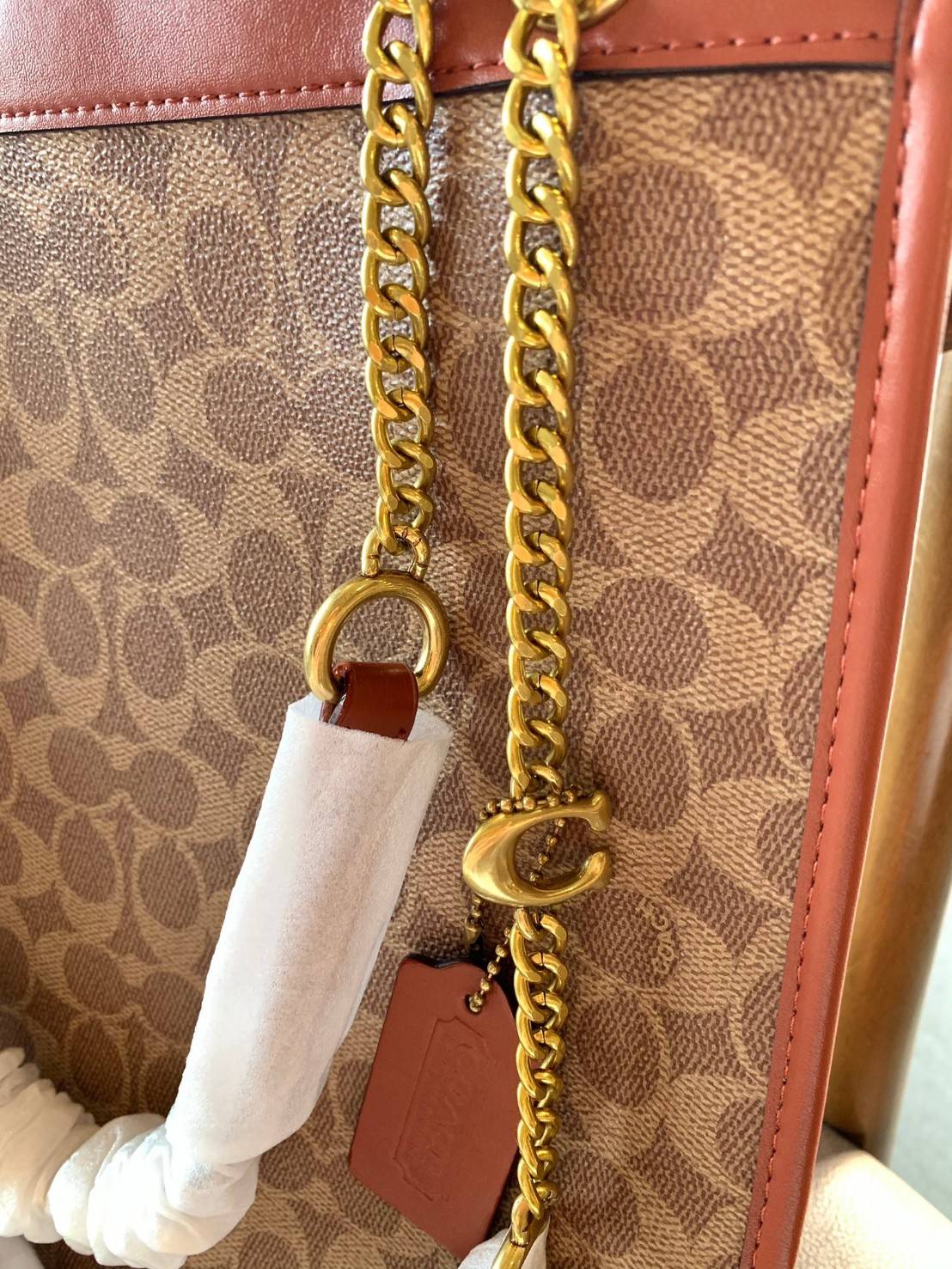 LIMITED EDITION 📣รุ่นใหม่ล่าสุด ยังไม่มีในช๊อปไทยจ้าา❗️ COACH CHAIN CASHIN TOTE ((C6338//C6620)) พร้อมส่ง สินค้าเข้าใหม่ ห้ามพลาดค่าา! กระเป๋าทรงTote สูง สามารถใส่เอกสาร//A4 ได้ วัสดุหนังแท้นิ่ม น้ำหนักเบาค่ะ 🔺จุดเด่นของรุ่นคือสายสะ