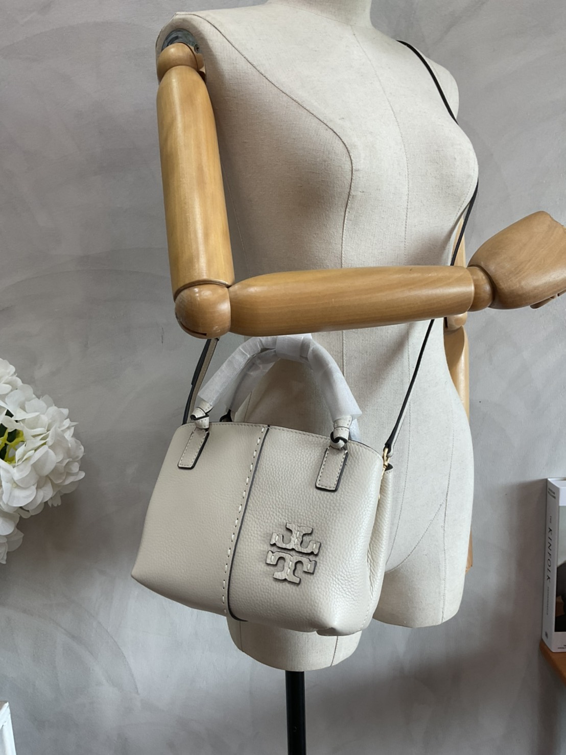 Tory Burch McGraw Mini Satchel กระเป๋าถือ/สะพาย Crossbody วัสดุหนังลูกวัวแท้ 100% ด้านหน้าประดับโลโก้หนัง ตัดเป็นรูปตัว T สัญลักษณ์แบรนด์ ตัวกระเป๋าเดินด้ายเล่นลายเพิ่มลูกเล่น เพื่อความเก๋!!