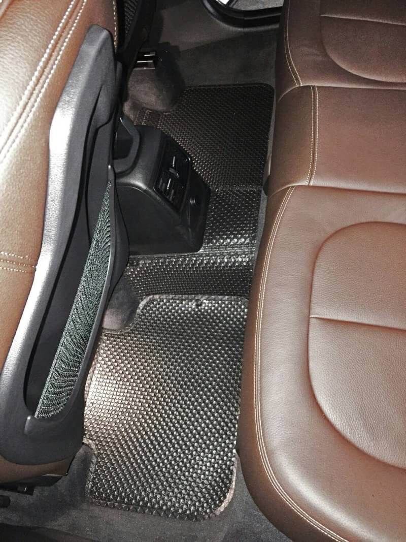 พรมปูพื้นรถยนต์ BMW X1 F48 กระดุมเม็ดเล็ก แบบรีดขอบ สีดำ (5ชิ้น)