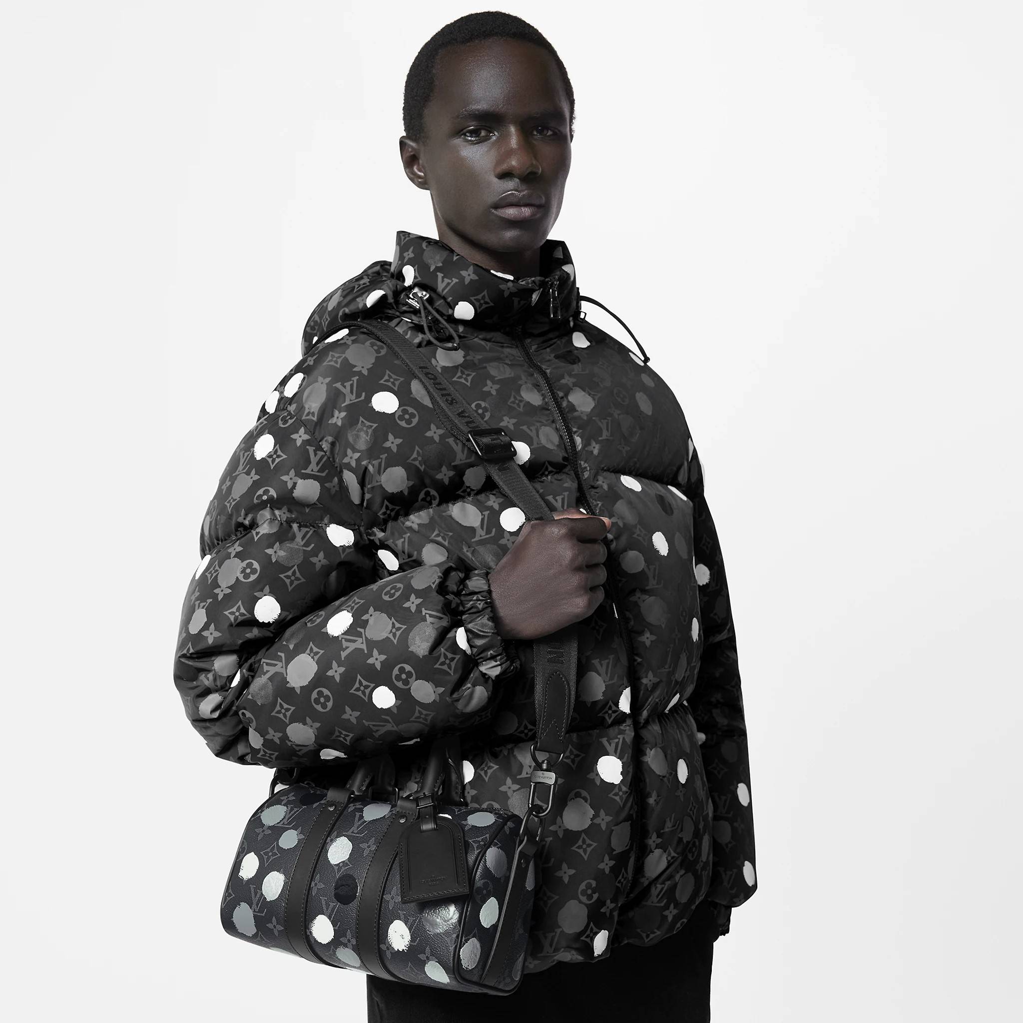 LV x YK KEEPALL BANDOULIERE 25 BAG ย่อส่วนความเท่ให้สะดวกกับชีวิตประจำวัน กับกระเป๋าสะพาย ทรงกระเป๋าเดินทางสุดคลาสสิค ด้วยดีเทลความเป็นเอกลักษณ์ เรียบแต่หรู