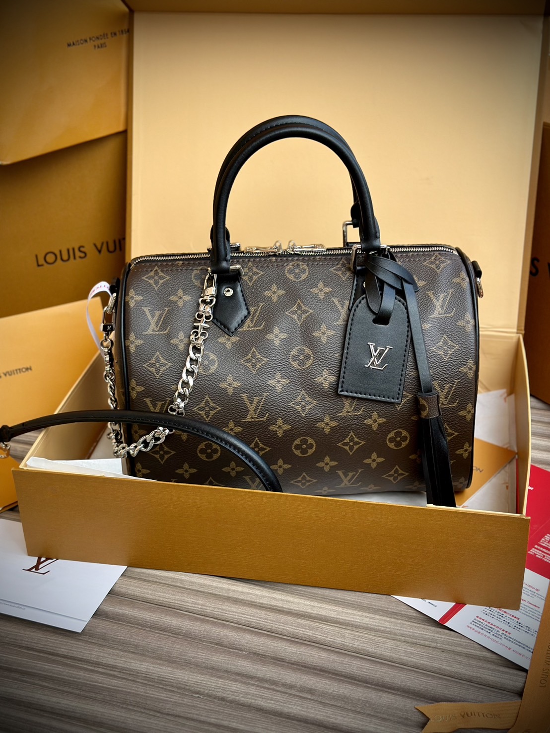LV Speedy Soft 30 Dark Bag Monogram Black กระเป๋าทรงหมอนสปีดี้รุ่นใหม่ใบใหญ่ดีไซน์สวยสะดุดตา พร้อมโซ่สีเงินห้อยสวยโดดเด่น เพิ่มกิมมิกด้วยพู่ห้อย เป็นเพื่อนคู่ใจในการเดินทางที่สมบูรณ์แบบ เพิ่มสัมผัสหรูหรามีระดับ