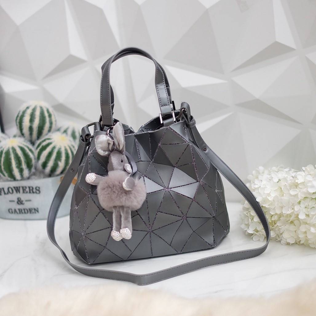 สดใสรับต้นปีกันด้วย กระเป๋าทรงสุดฮิตจากแบรนด์ David Jones อัดลาย Diamond หายาก ใบนี้ มาพร้อมกับน้องกระต่าย Bunny DV diamonds to สีเข้า set กับกระเป๋าคะ กระเป๋า 2in1 ปรับได้ 2 ทรง ตัวกระเป๋าเย็บติด ด้วยแผ่นอคิลิค สุดหรู ดีไซน์เกร๋ **จุดเด่นที่ น้ำหนักเบา ส