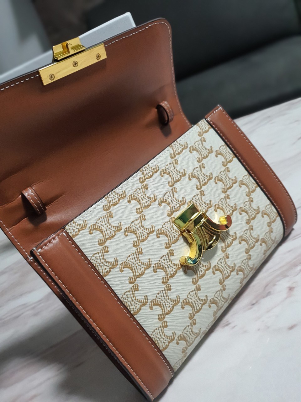 CELINE WOC BAG VIP GIFT WITH PURCHASE (GWP) พรีเมี่ยมกิ๊ฟ Limited Edition จาก PERFUME DUTYFREE COUNTER กระเป๋าทรง CROSSBODY วัสดุหนังทั้งใบตกแต่งขอบสีน้ำตาล ด้านในเปิดปิดด้วยปุ่มบีบโลโก้แบรนด์ มีช่องของโล่งกว้าง พร้อมช่องซิปอีกช่อง มาพร้อมสายสะพายหนังถอดแ