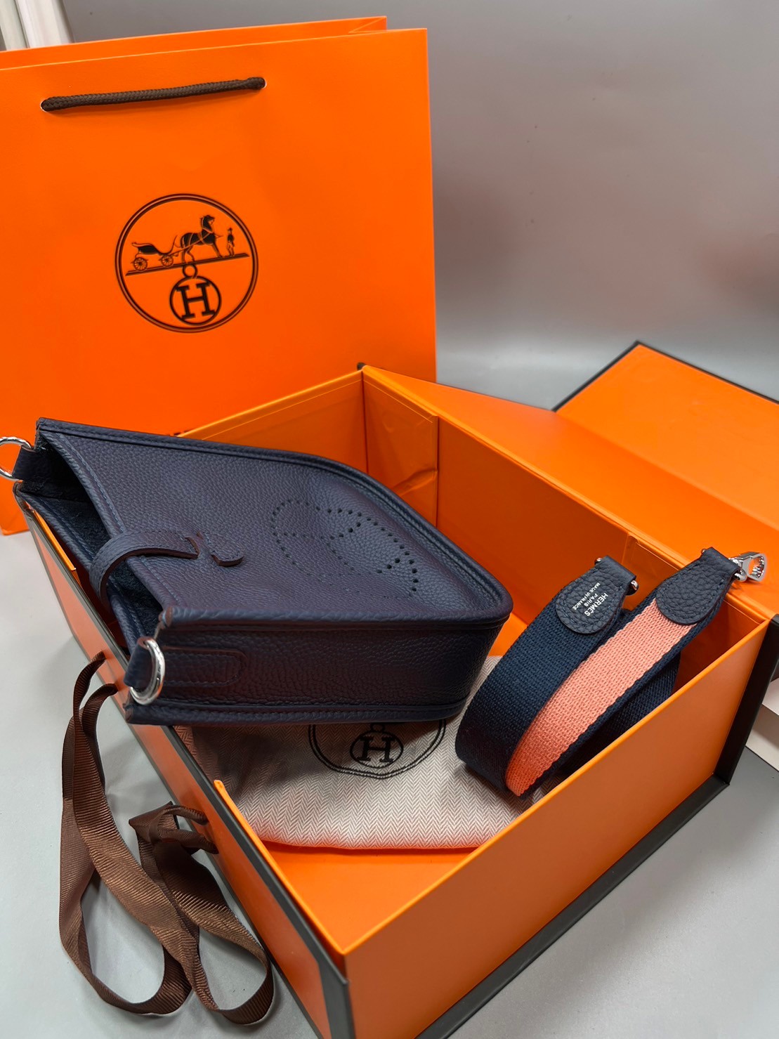 HERMES evelyne mini bag Luxury Bag กระเป๋าสะพายแบรนด์ดัง แบรนด์หรู คลาสสิกตลอดกาล ใช้ได้ทั้งชายหญิง ใบเดียวจบ สวยรวยปัง เกรดท็อปออริจินอล ภาพสินค้าถ่ายจากงานขายจริง ใช้งานต่างประเทศได้