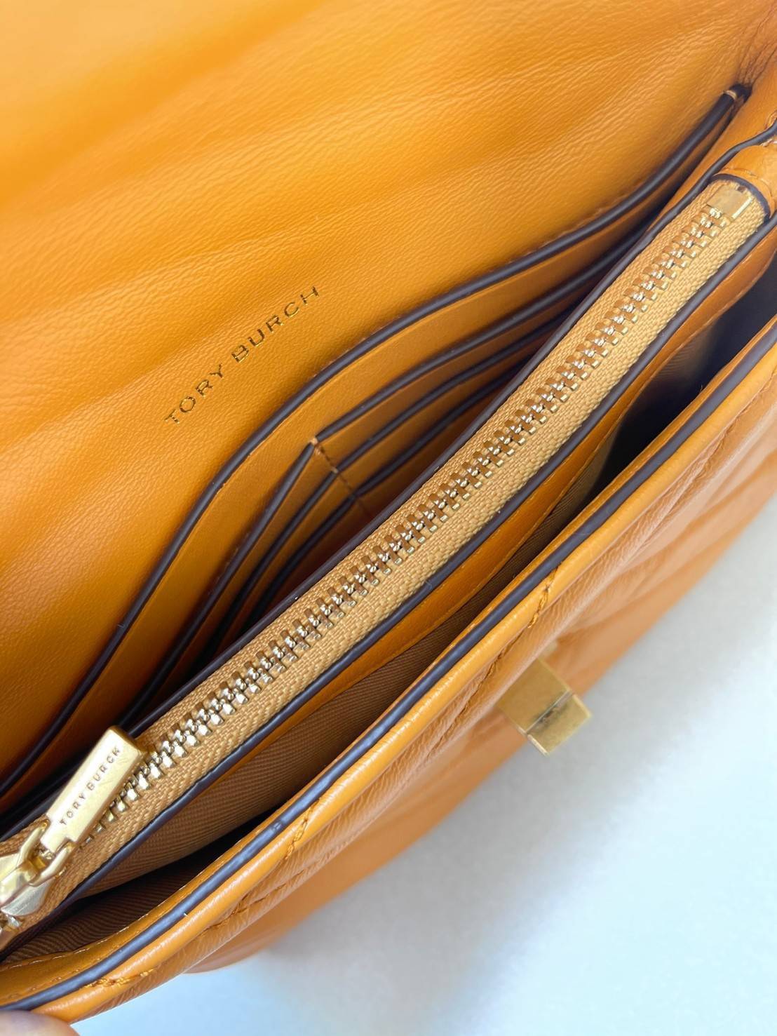 ของแท้ 💯% 】Tory Burch Kira Chevron Chain Wallet Bag เน้นความเรียบหรูดูแพง ต้องยกให้รุ่นนี้ ซึ่งมีขนาดกะทัดรัด ให้ลุคสาวมั่น Active ดูทะมัดทะแมง เหมาะสะพายในวันลำลอง และด้วยความที่เป็นแบรนด์ของทอรี่