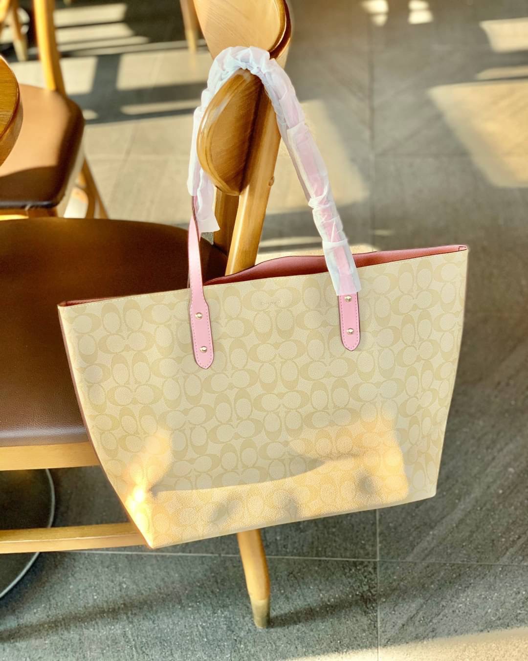 COACH TOWN TOTE SIGNATURE BAG((76636)) พร้อมส่งอีกครั้ง! กระเป๋าใบใหญ่หนังแท้ สวยงามค่ะ ป้ายอะไหล่แบรนด์แบบโลหะสีทองสวยหรูมากๆ เปิดปิดกระเป๋าแบบกระดุมแม่เหล็ก ใช้งานง่าย ภายในกว้างมากๆค่ะบอกเลย สาวๆที่สัมภาระเยอะหายห่วงค่ะ พร้อมช่องกระเป๋าซิปให้ใส่มือถือห