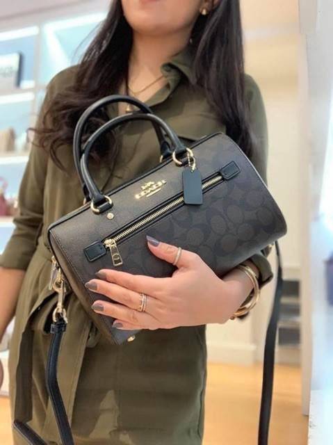 COACH F83607 ROWAN SATCHEL IN SIGNATURE CANVAS กระเป๋าทรงหมอนยอดฮิต คลาสสิคใช้งานได้ไม่มีเบื่อ มาครบสีขายดี ด้วยรูปทรงสวยงาม และใช้งานได้อย่างกระฉับกระเฉง วัสดุหนังแคนวาสเคลือบลาย ทนทาน ภายในโล่งกว้าง มีช่องซิปและแบ่งสัดส่วนได้ลงตัว บอกเลยว่าสาวๆพลาดไม่ได
