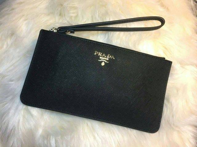 มาใหม่ค่ะ!! กระเป๋าคล้องมือสุดหรู งานพรีเมี่ยมกิ๊ฟ จากแบรนด์ PRADA ขนาดกำลังดี บนลายหนัง Saffiano โดดเด่นด้วยอะไหล่โลโก้สีทอง ปิดเปิดด้วยซิป ด้านในมีช่องใส่บัตรได้ถึง 3 ใบ ใส่ธนบัตรหรือเหรียญได้จุใจเลย รุ่นนี้ใส่ iPhone7+ได้ด้วยนะคะ แถมมีสายคล้องมือและกล่