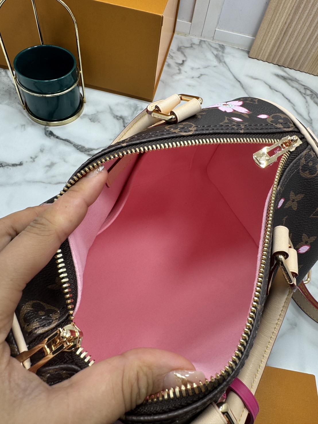 TOP ORI หนังแท้ | เกรดดีสุด LV x TM Speedy Bandoulière 25 Cherry Blossom bag กระเป๋าทรงหมอนที่ใครเห็นต้องเป็นคลั่งรัก ปรับลุคให้มีชีวิตชีวาด้วยลายดอกไม้เชอรี่บลอสซั่ม คอลใหม่สุดเอ็กซ์คลูซีฟ