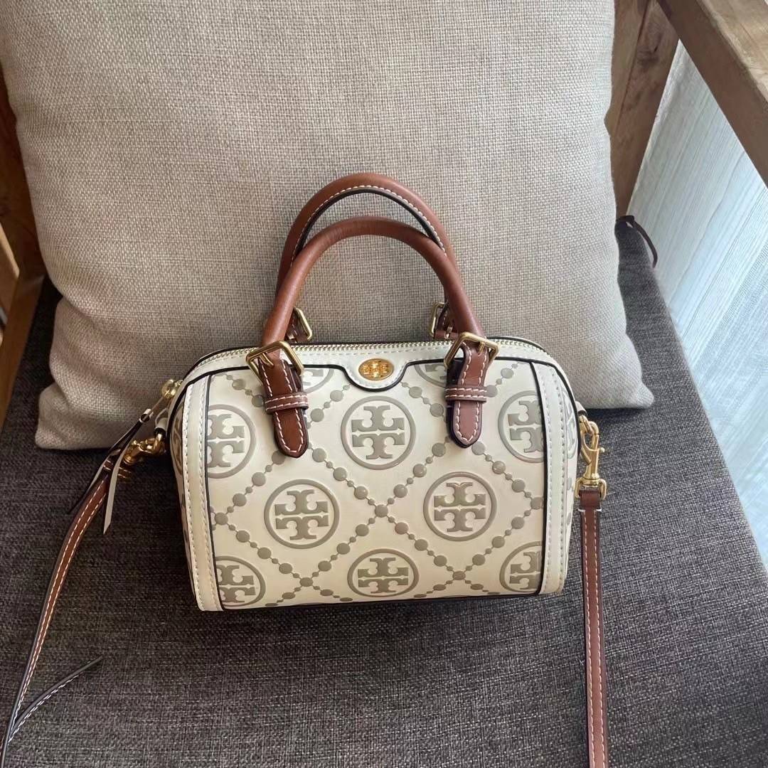 Tory Burch T-Monogram Mini Embossed Wine Bucket Bag / Tory Burch Mini Bucket กระเป๋าถือหรือสะพายไหล่ ทรงหมอนขนาดเล็ก ประดับด้วยลวดลายอันเป็นสัญลักษณ์ของแบรนด์ ถูกประดิษขึ้นด้วยความพิถีพิถันวัสดุหนังอย่างดี ด้านในบุด้วยหนังไมโครซูแอคเนื้อนุ่มทำความสะอาดง่า