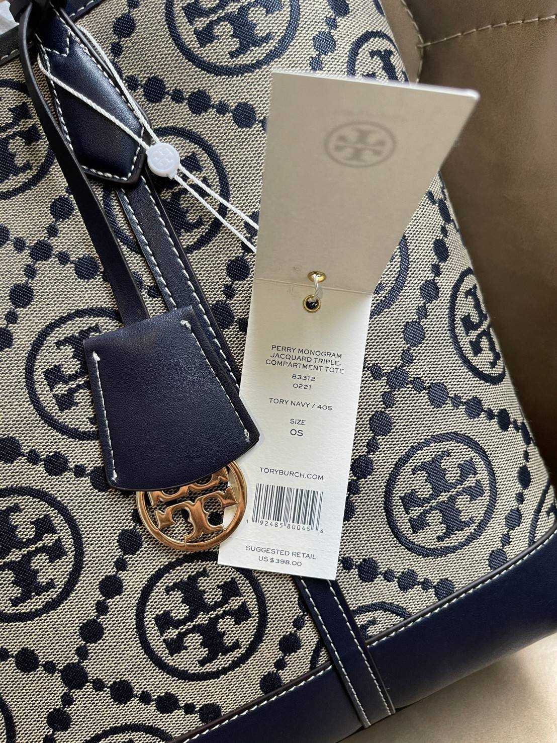 ของแท้ 💯% Tory burch perry monogram jacquard triple compartment tote ครั้งแรกกับลายโมโนแกรม ที่ได้รับแรงบันดาลใจมาจากโลโก้สุดคลาสสิกในกระเป๋าทรงtote bag T Monogram ที่ใช้การทอลายแบบแจ็กการ์ดสุดประณีต