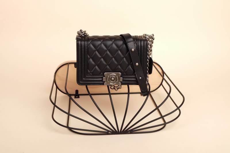 รุ่นขายดีที่สุด!!!! KEEP Quited Boy Bag กระเป๋า ทรง boy style KEEP LOOK Cool มากๆ เลยน๊าใบนี้ ไม่มีถือว่า Out มากๆ 💘ตัวกระเป๋าอยู่ทรง ทำจากหนังแกะสังเคราะห์นิ่ม-ตึงสวย สายโซ่ มีที่รองไหล่ สะพายสบายคะ สายปรับ สั้น ยาวได้คะ ใบนี้ ไม่ต้องพูดถึงความสว