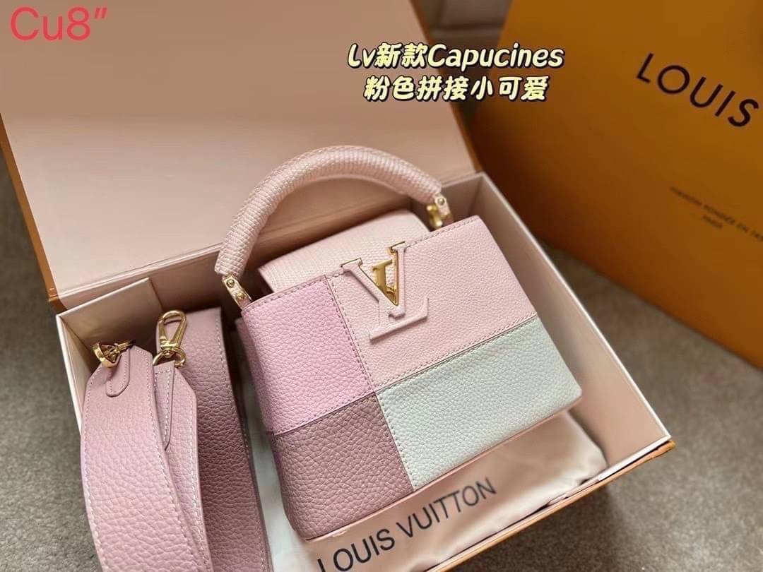 LV CAPUCINES top handle 8" ที่สุดของความสวยในราคาเบาๆ กระเป๋าถือสุดหรู สีสวยขับผิว ทำให้ไอเท็มนี้สะกดทุกสายตาจริงๆ มาพร้อมหูจับดีไซน์ทรงคลาสสิค ดีงามม้ากกกก!! ด้วยรูปทรงวินเทจ พร้อมส่งครบ box set ในราคาที่คุ้มที่สุด จัดเถอะค่า ยืนยันว่าสวยคุ้ม!!