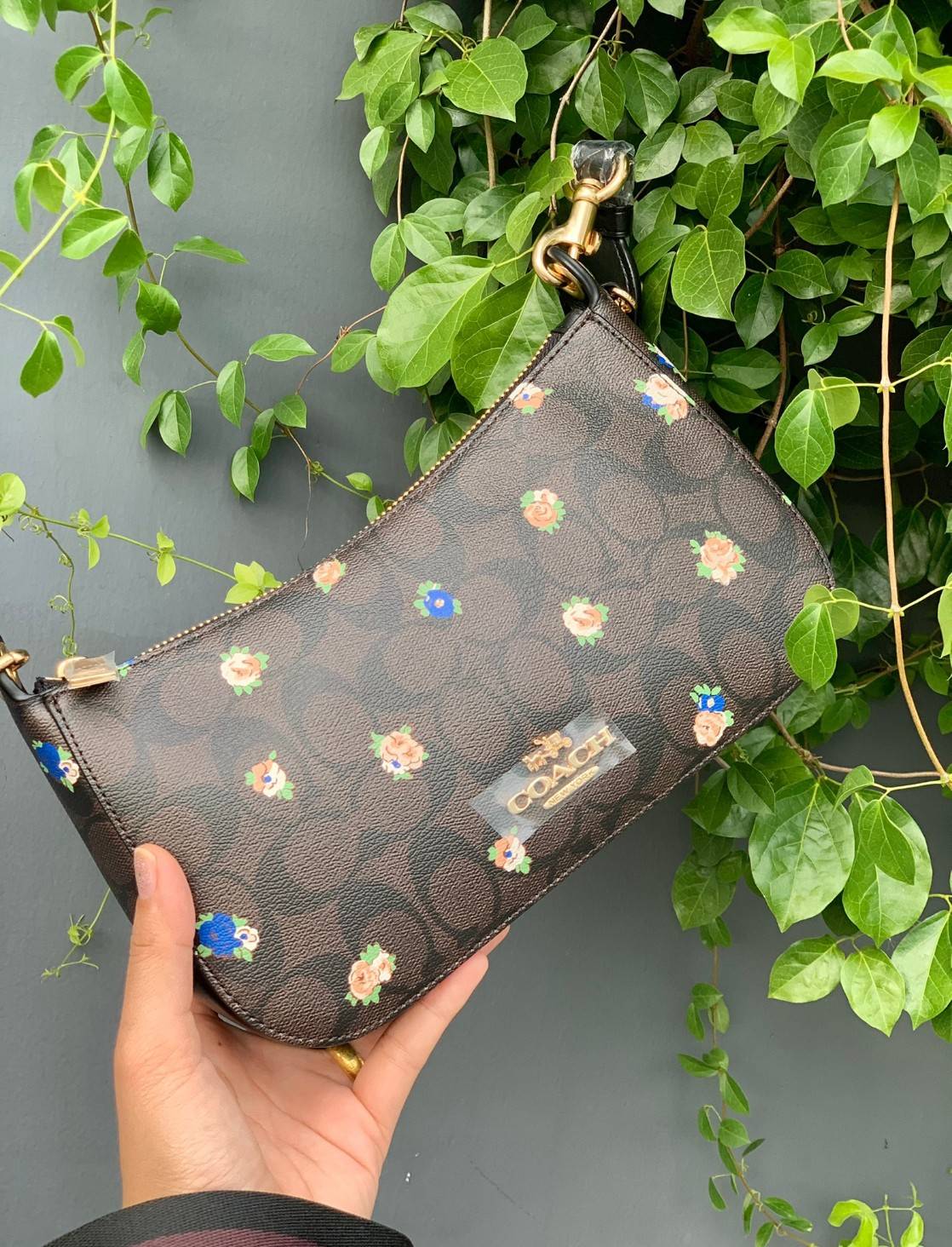 NEW ARRIVAL! นาทีนี้ต้องมีแล้วค่ะ ต้อนรับหน้าหนาวกันน! COACH JES BAGUETTE IN SIGNATURE CANVAS WITH COACH RADIAL RAINBOW ((C6817)) พร้อมส่งที่ไทย สิคค้าเข้าใหม่ค่ะ! กระเป๋าสะพายครอสบอดี้ร์ หนังแท้ น้ำหนักเบา เปิดปิดกระเป๋าแบบซิป ภายในสามารถใส่กระเป๋าเงินใบ