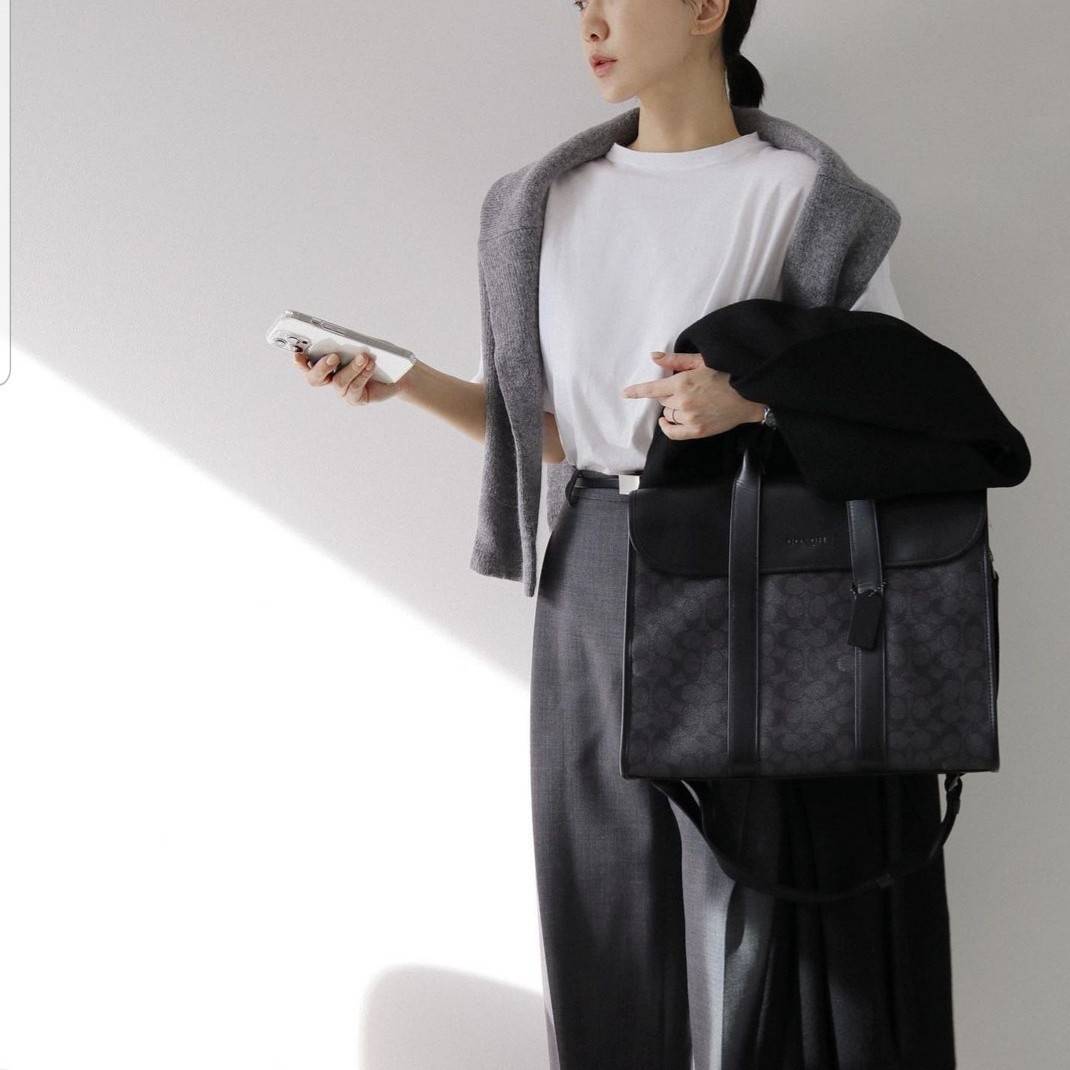 COACH METROPOLITAN PORTFOLIO IN SIGNATURE CANVAS (COACH 39775)🍁 เอาใจสาย smart กับรุ่นยอดฮิต ใช้งานได้ลงตัวสุดๆ ถือว่าเป็นอีกรุ่นที่ถามกันเข้ามาเยอะมากๆ และใช้งานได้ครบฟังก์ชั่นจริงๆ >>วัสดุแคนวาส สลับหนังแท้ หนังคุณภาพมากๆ มีสายสะพายยาว ถอด