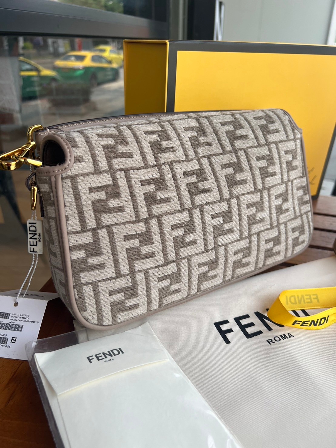 FENDI Baguette Dove grey FF tapestry fabric bag / FENDI Bag พร้อมส่ง กระเป๋าสะพายทรงแบคเกตต์ ดีไซน์ลวดลายมี texture หรูหราโดดเด่นน่าใช้ **สินค้าเกรดออริจินอล 1:1 สลับแท้