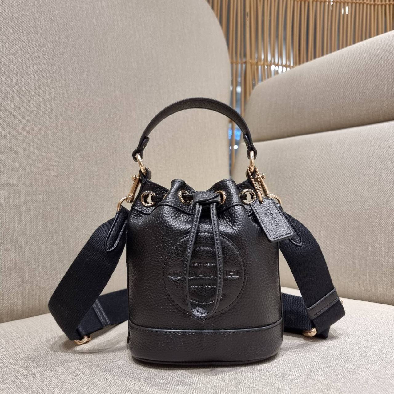 COACH C5121 DEMPSEY DRAWSTRING BUCKET BAG 15 WITH COACH PATCH น้องคนสวยมาใหม่จ้า ละมุนคุณหนูต้องมาอีกแล้วแหละ กระเป๋าทรงถังไซส์มินิ ใช้งานง่ายด้วยการรูดหนังปิดรอบปากกระเป๋า ทุกอย่างลงตัวที่สุด!! มาพร้อมตัวห้อยรูปหัวใจสีทองกุ๊กกิ๊ก น่ารักมากๆ มีหูหิ้วในตัว