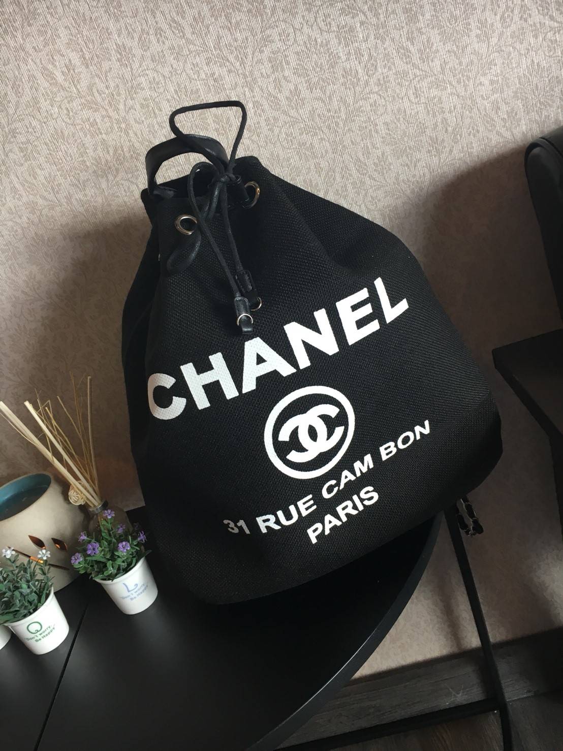 New Limited! กระเป๋าเป้ ทรงขนมจีบ ตัวใหม่จากพรีเมี่ยมกิ้ฟ แบรนด์ Chanel กับทรง Chanel canvas jumbo bucket & backpack bag พร้อมส่งค้า โดดเด่นด้วย **ทรงน่ารัก ตัวกระเป๋า canvas ทั้งใบสกรีนโลโก้สีขาว อะไหล่เงิน สายสะพายมี Gimmick♡ สายหนังต่อผสมโซ่สลับ