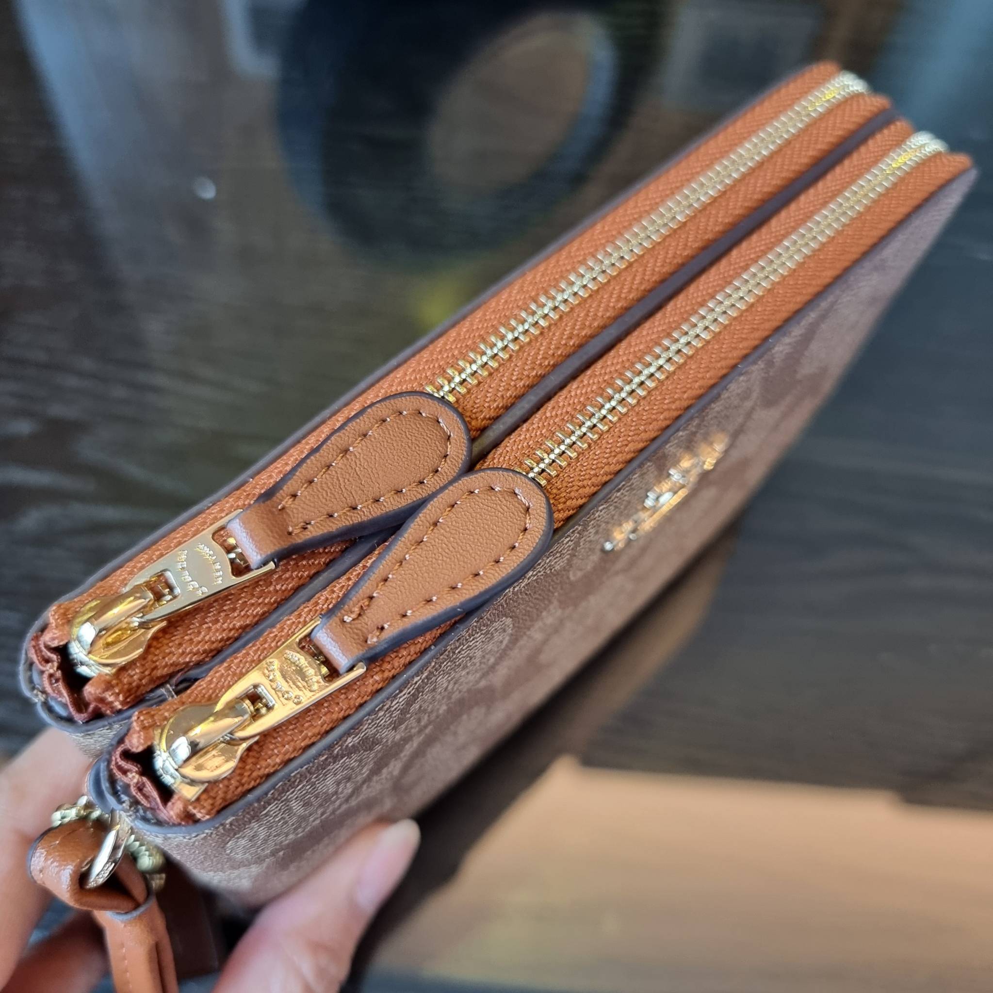 COACH F87591 DOUBLE CORNER ZIP WALLET IN SIGNATURE COATED CANVAS คล้องมือรุ่น 2 ซิป!! มาแล้วจ้า 🌟🤗 ไซส์นี้คือเหมาะมือจริงๆ พกง่ายเช่นเคย ไม่ต้องกังวลว่าจะเกะกะหรือกินพื้นที่กระเป๋าหลัก วัสดุหนังแคนวาสเคลือบลาย มีช่องหลักแยก 2 ช่อง ภายในบุผ