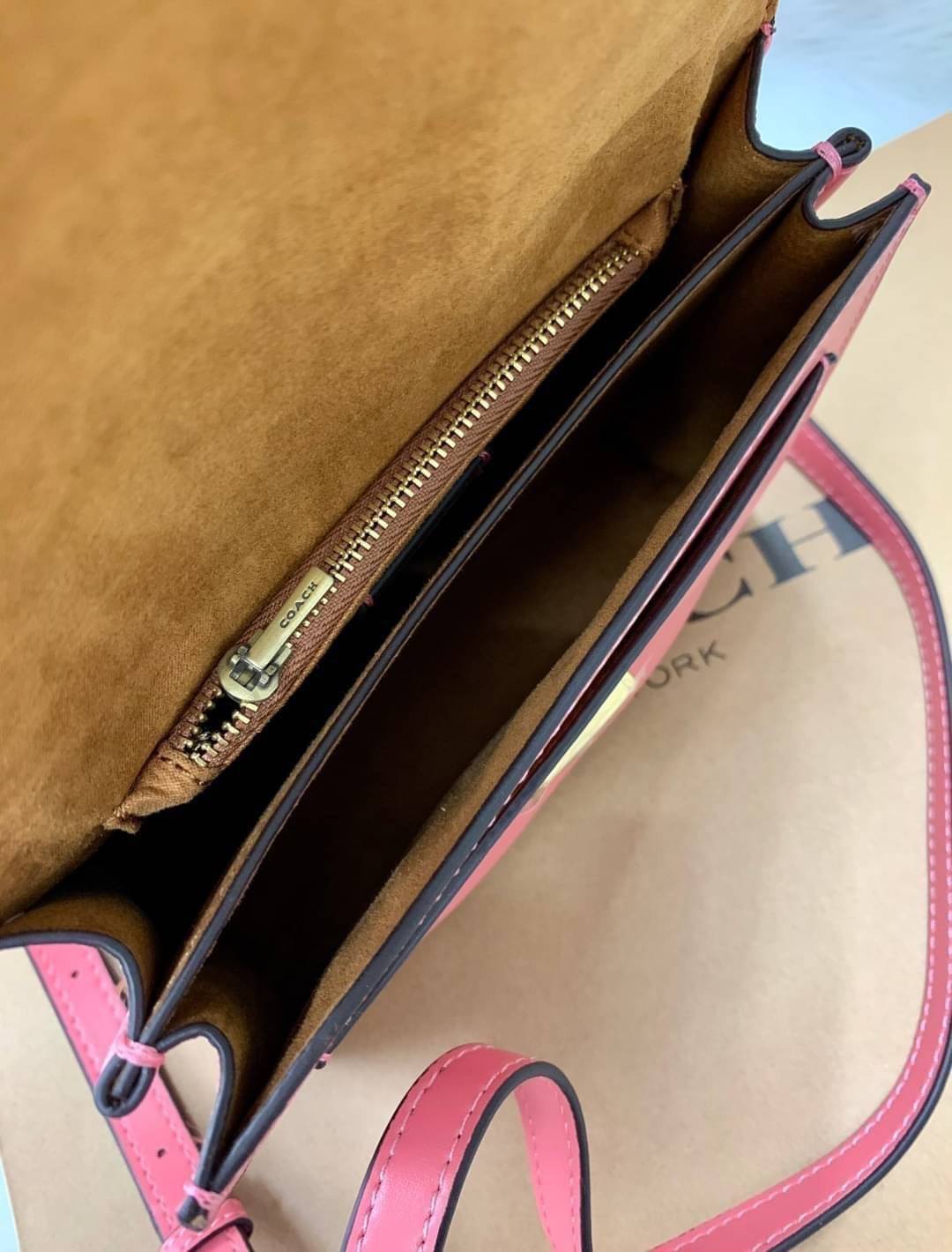 COACH TABBY TOP HANDLE 20 พร้อมส่งที่ไทยค่ะ! กระเป๋าหิ้ว//สะพายข้างได้ หนังแท้อย่างดี กหนึ่งใบทำหนังสองลายได้อย่างสวยงาม พร้อมโลโก้รุ่นใหม่ล่าสุดดูดีมากๆค่ะ เปิดปิดกระเป๋าแบบกดล็อค ภายในมีช่องหลักสองช่อง ใส่มือถือได้ทุกรุ่น;กระเป๋าเงินใบกลางได้;ของจำเป็นจ