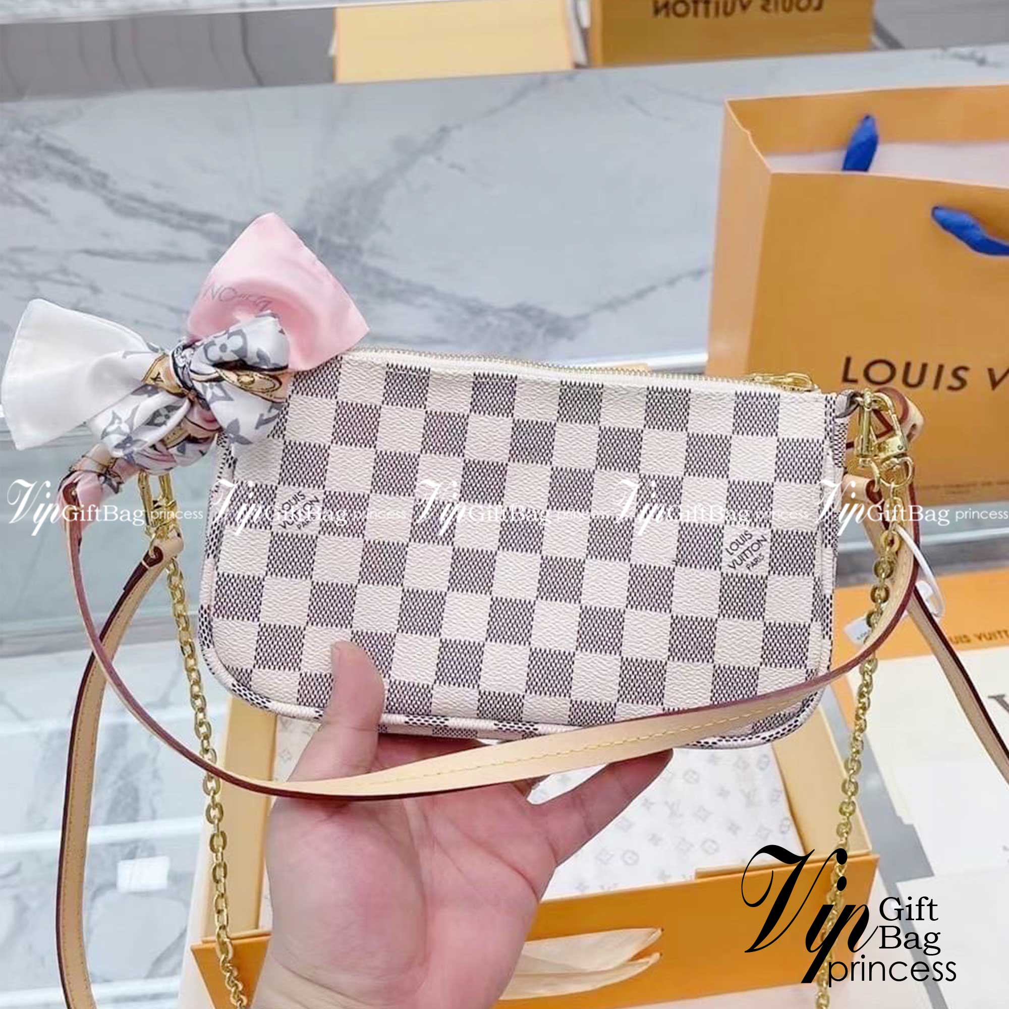 LV POCHETTE ACCESSOIRES กระเป๋าสะพายทรงพอช สุดฮอต ดีงาม ดีไซน์คลาสสิควินเทจ ขนาดกำลังสวย ประหยัดพื้นที่ มาพร้อมสายคล้องโซ่ และสายสะพายหนัง เป็นไอเท็มที่เหมาะในทุกโอกาส สะพายปรับลุคได้หลายสไตล์ รับรองคุ้มค่าจริงๆจ้า