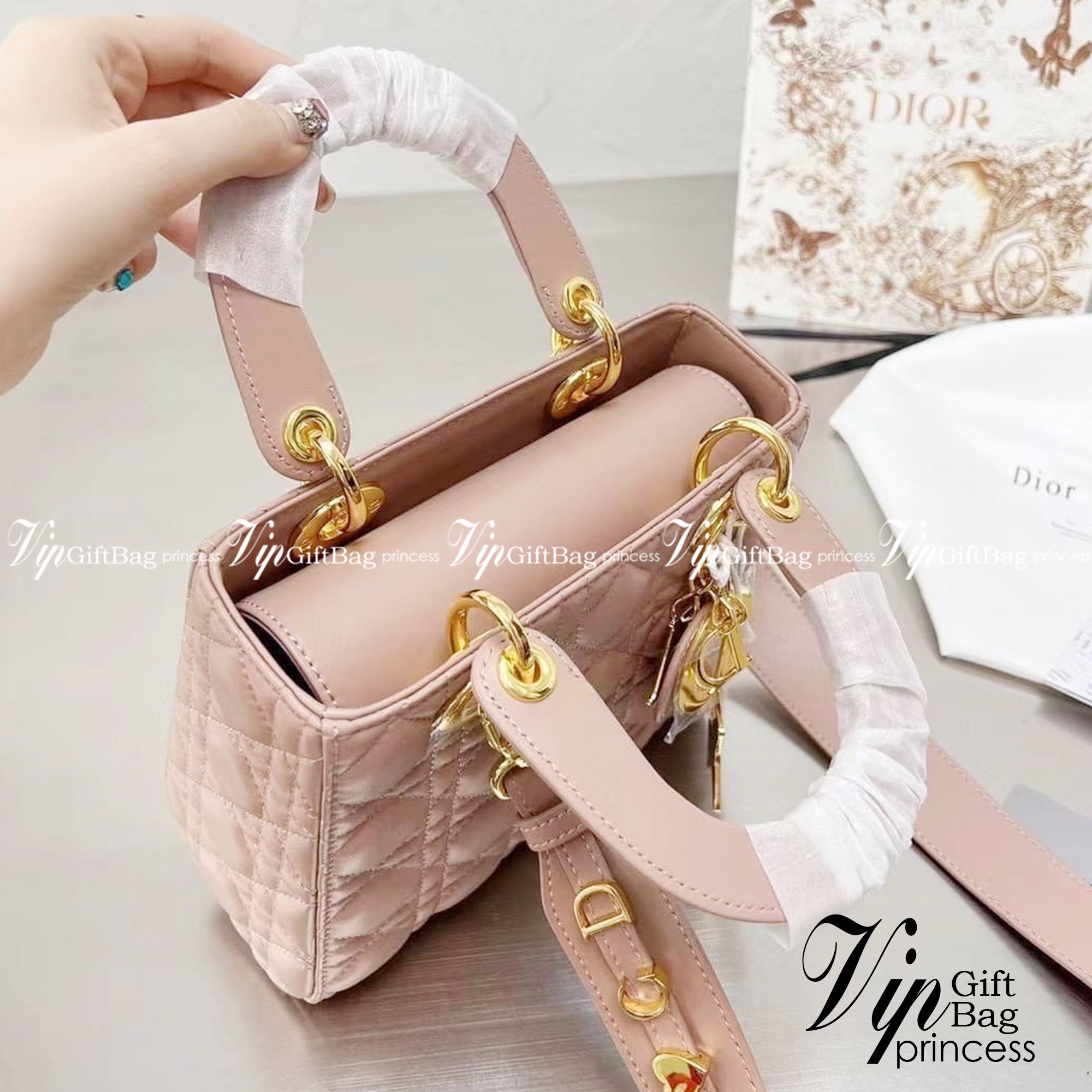 DIOR Lady / Small Lady Dior Bag Cannage Lambskin กระเป๋าสุดไอคอนิก รูปทรงสีเหลียม ขนาดกระทัดรัด ตั้งอยู่ทรง ฐานกระเป๋าแข็งแรง มีหมุดรองฐาน ดีไซน์เอกลักษณ์เฉพาะตัว ด้านหน้าตกแต่งด้วยตัวอักษร D.I.R ห้อยเป็นพวงกุญแจ จะถือหรือสะพายไหล่ก็ดูดีมากๆ ค่ะ